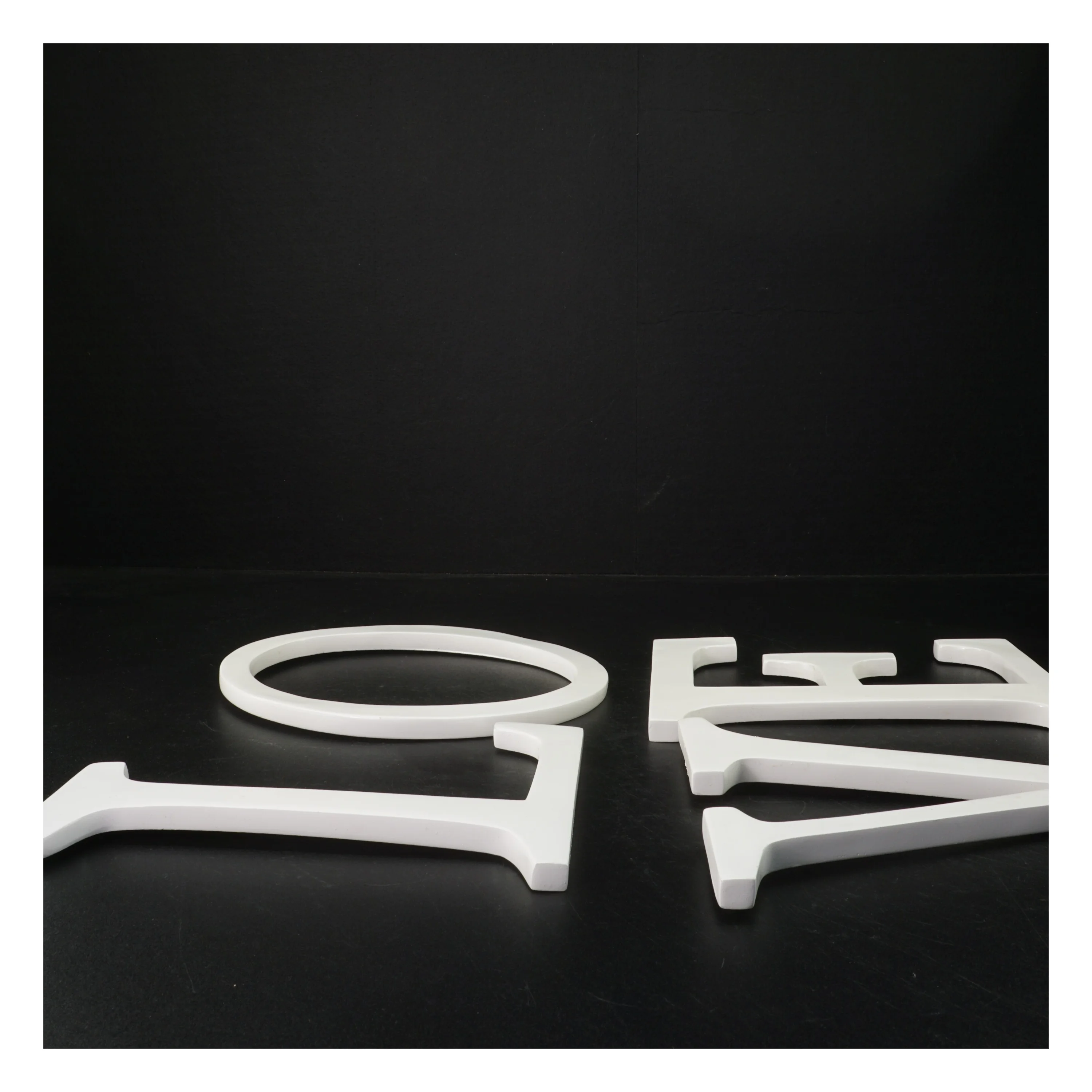 Dekorative bogstaver i hvid LOVE (str. H. 20 cm)