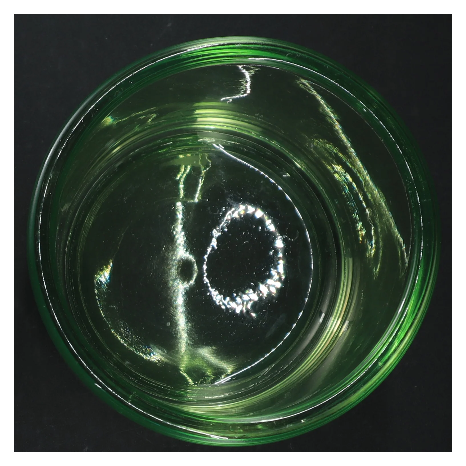 Grøn lysestage til fyrfadslys(str. H. 14 cm)