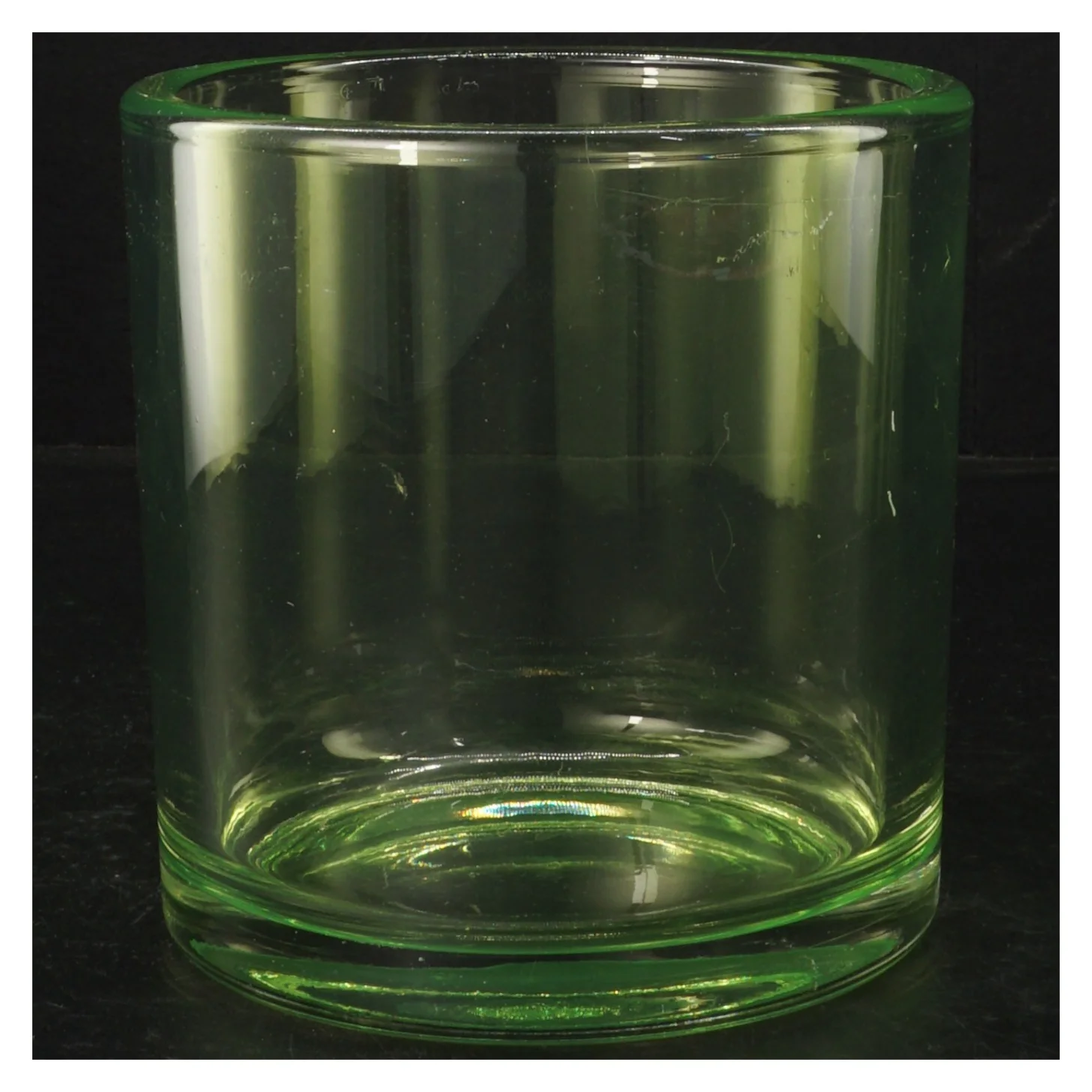 Grøn lysestage til fyrfadslys(str. H. 14 cm)