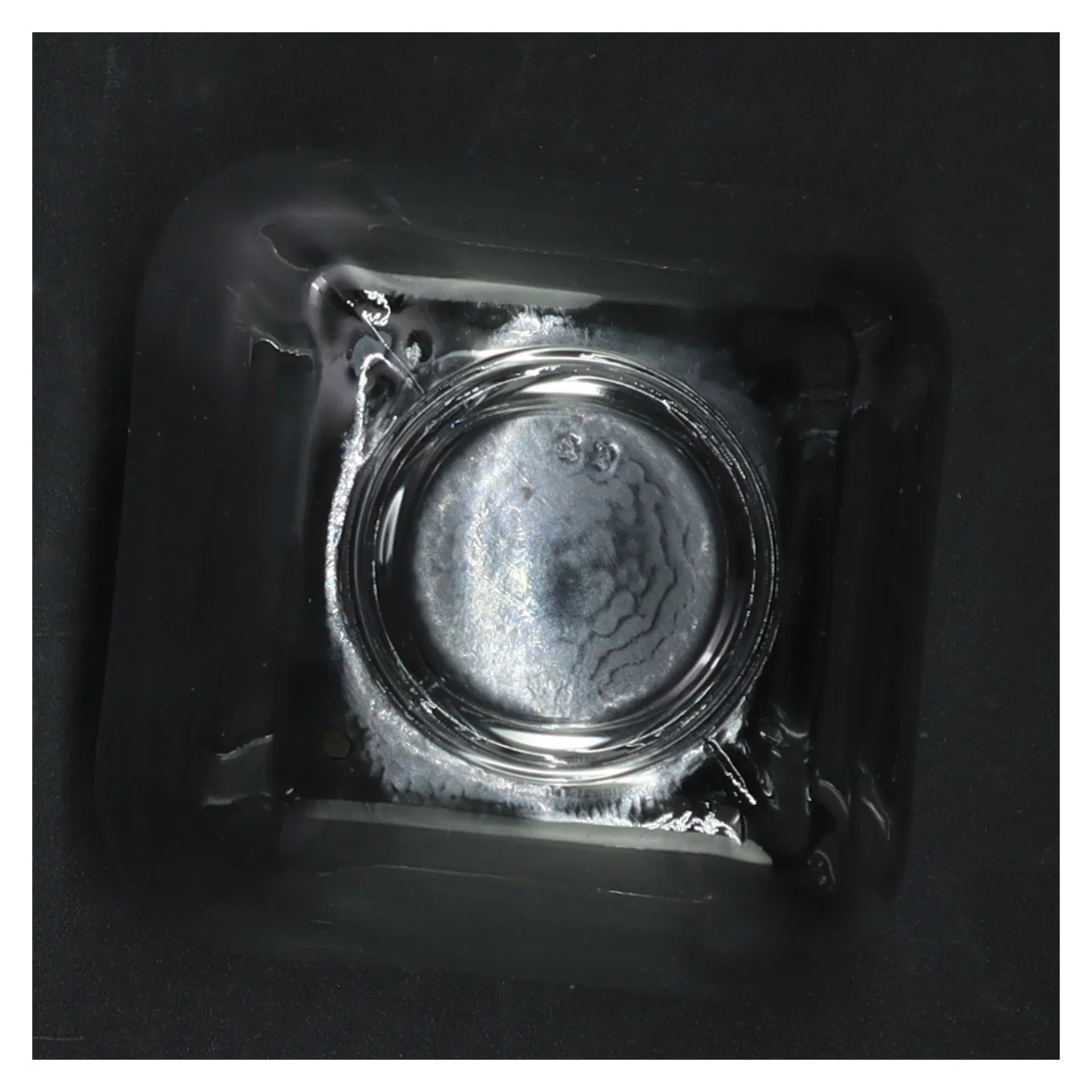 Glasvase (str. H. 9,5 cm. b. 10 cm)