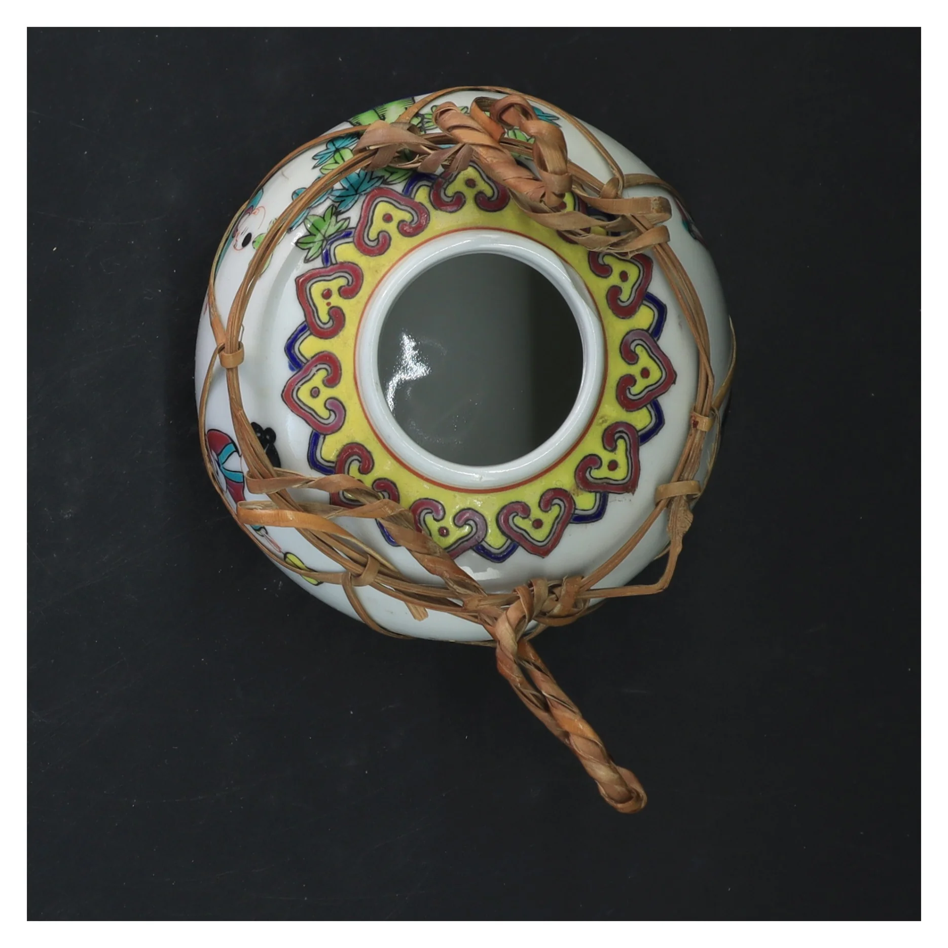 Dekorativ keramikkrukke med bambusdetaljer (str. 10x11 cm)