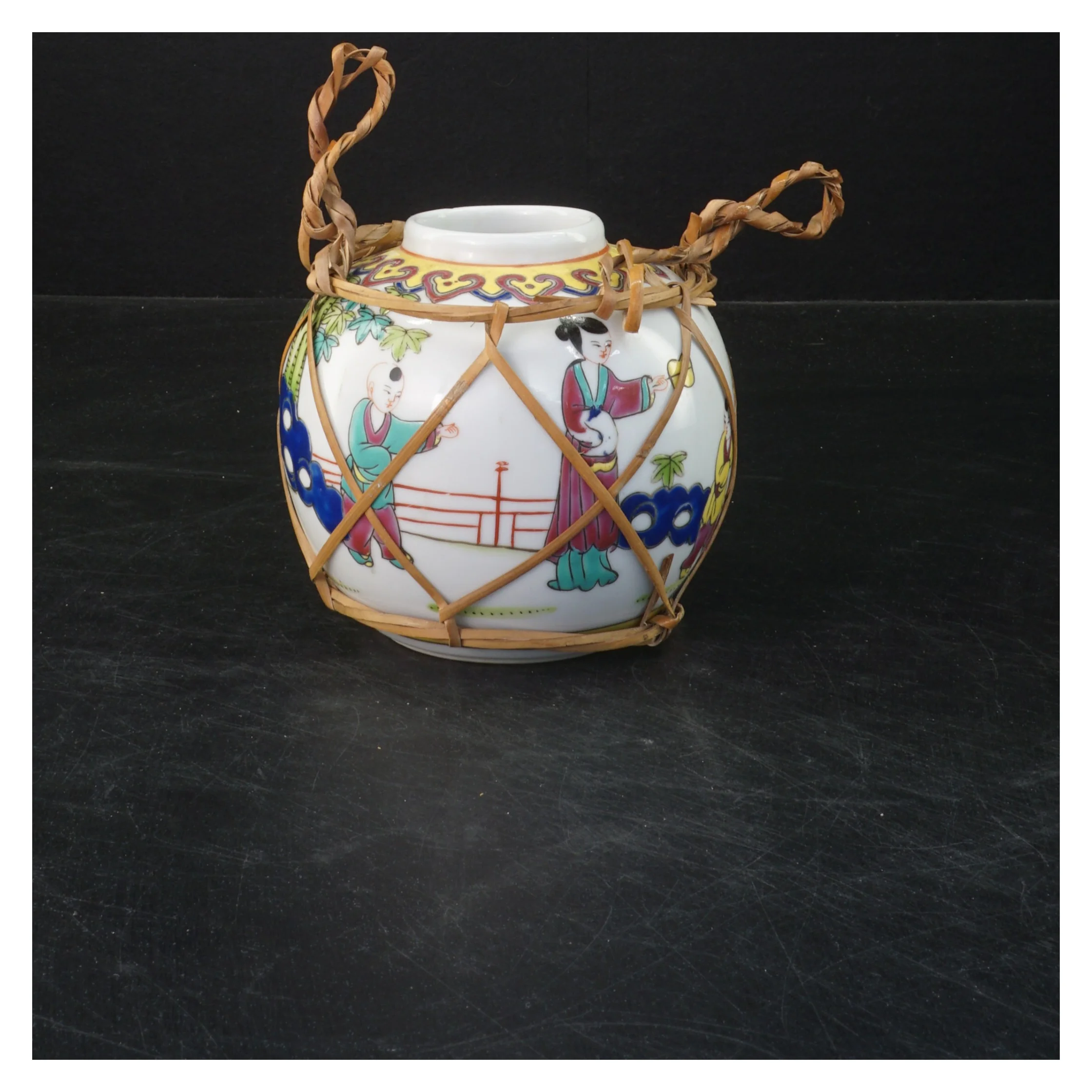 Dekorativ keramikkrukke med bambusdetaljer (str. 10x11 cm)