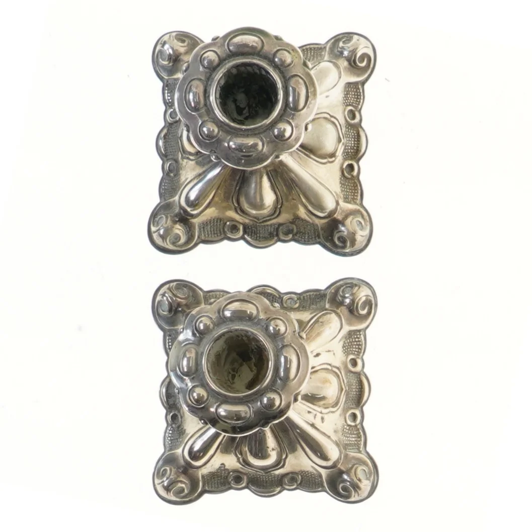 Sæt af antikke lysestager (str. 11 cm)