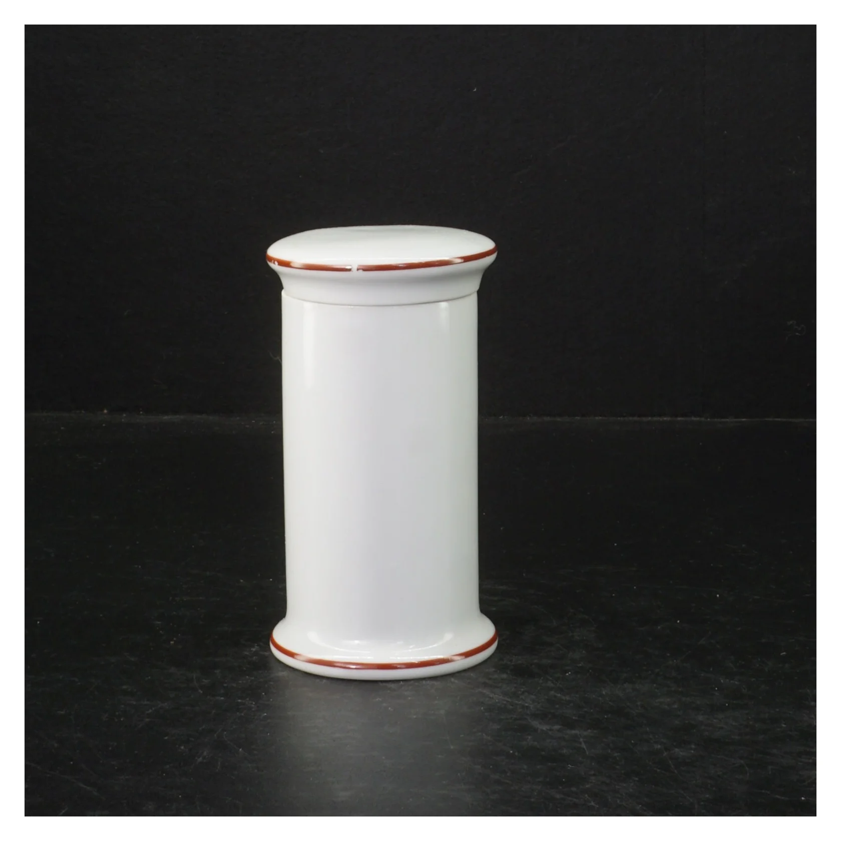 Bing & Grøndahl porcelænsdåse med låg til bagepulver fra B&G (str. 11 cm)