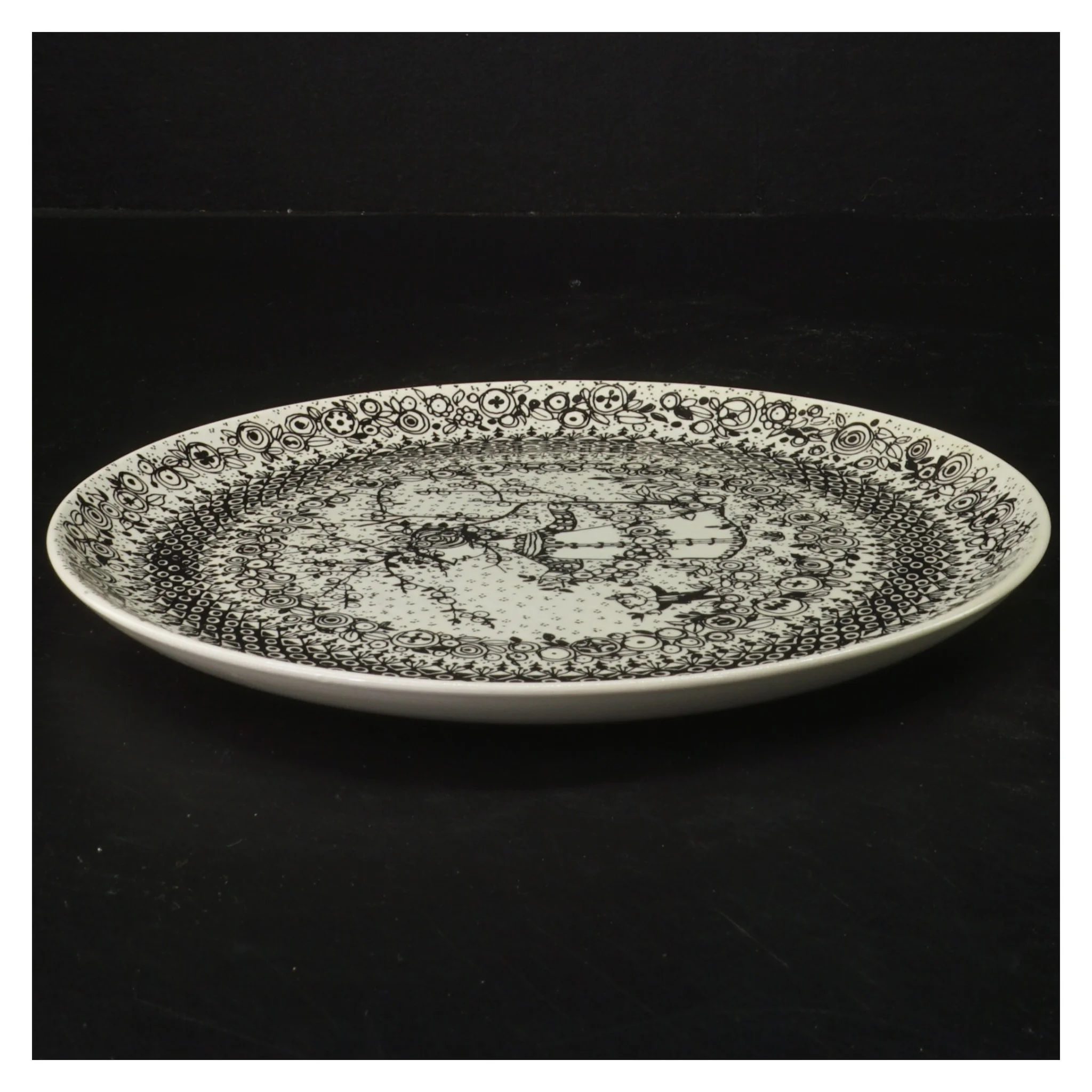 Dekorativ tallerken med mønster fra Bjørn Wiinblad (str. Ø 22 cm)