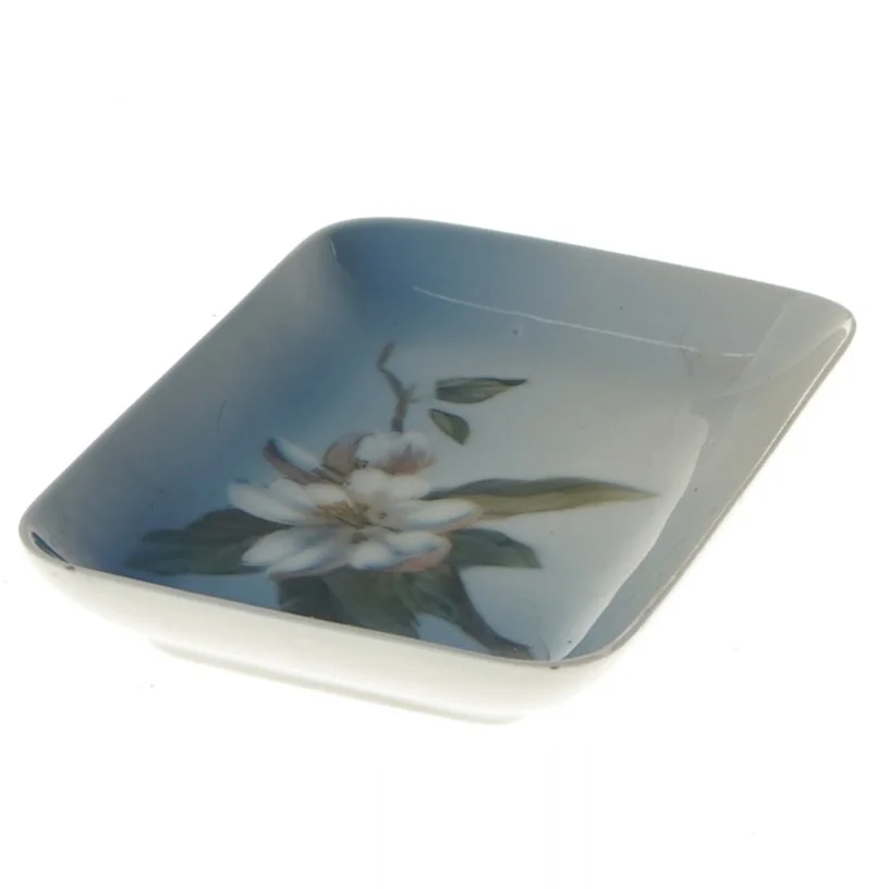 Royal Copenhagen porcelænsbakke med blomstermotiv fra Royal Copenhagen (str. 13x8 cm)