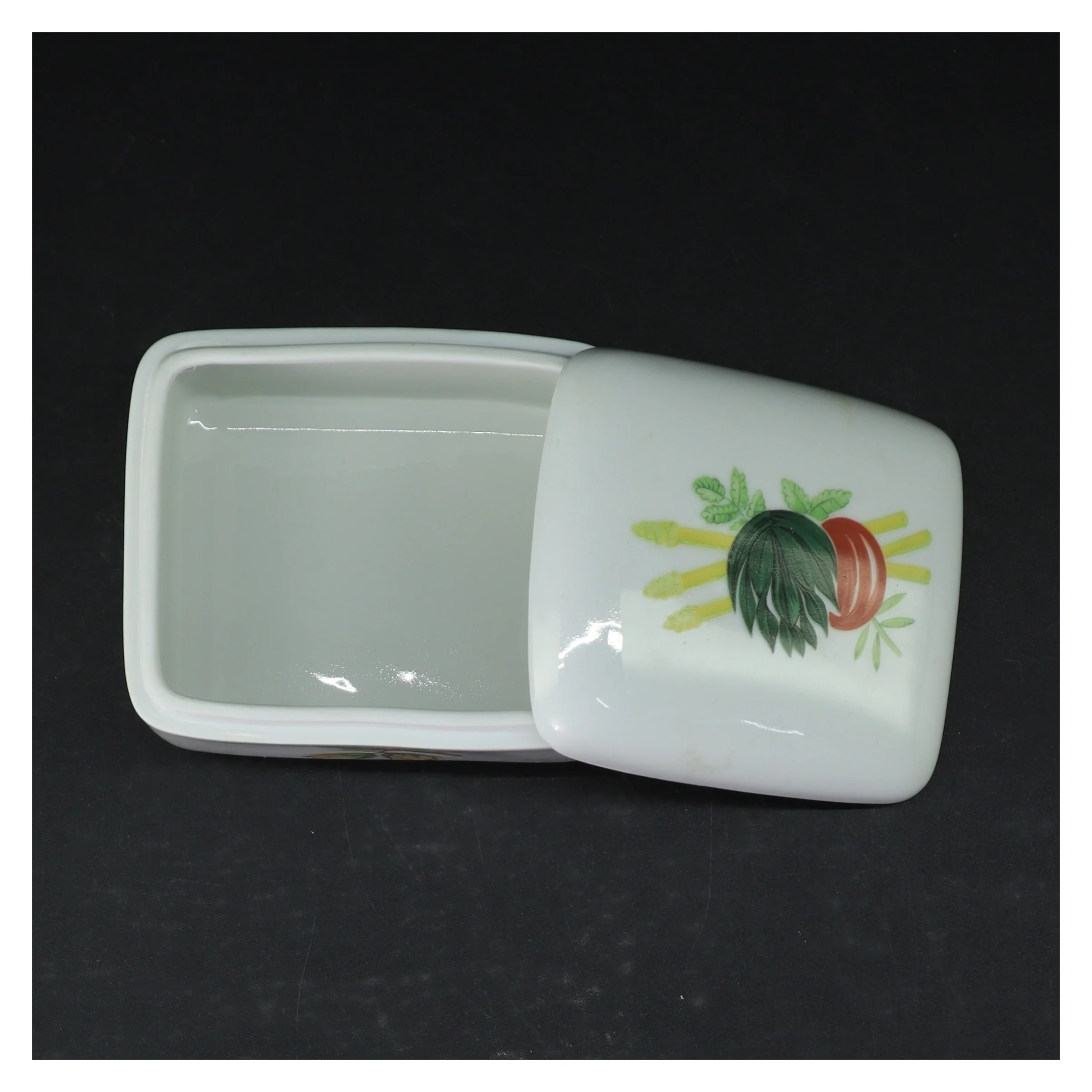 Porcelænsdåse med låg fra Lyngby (str. 12x10 cm)