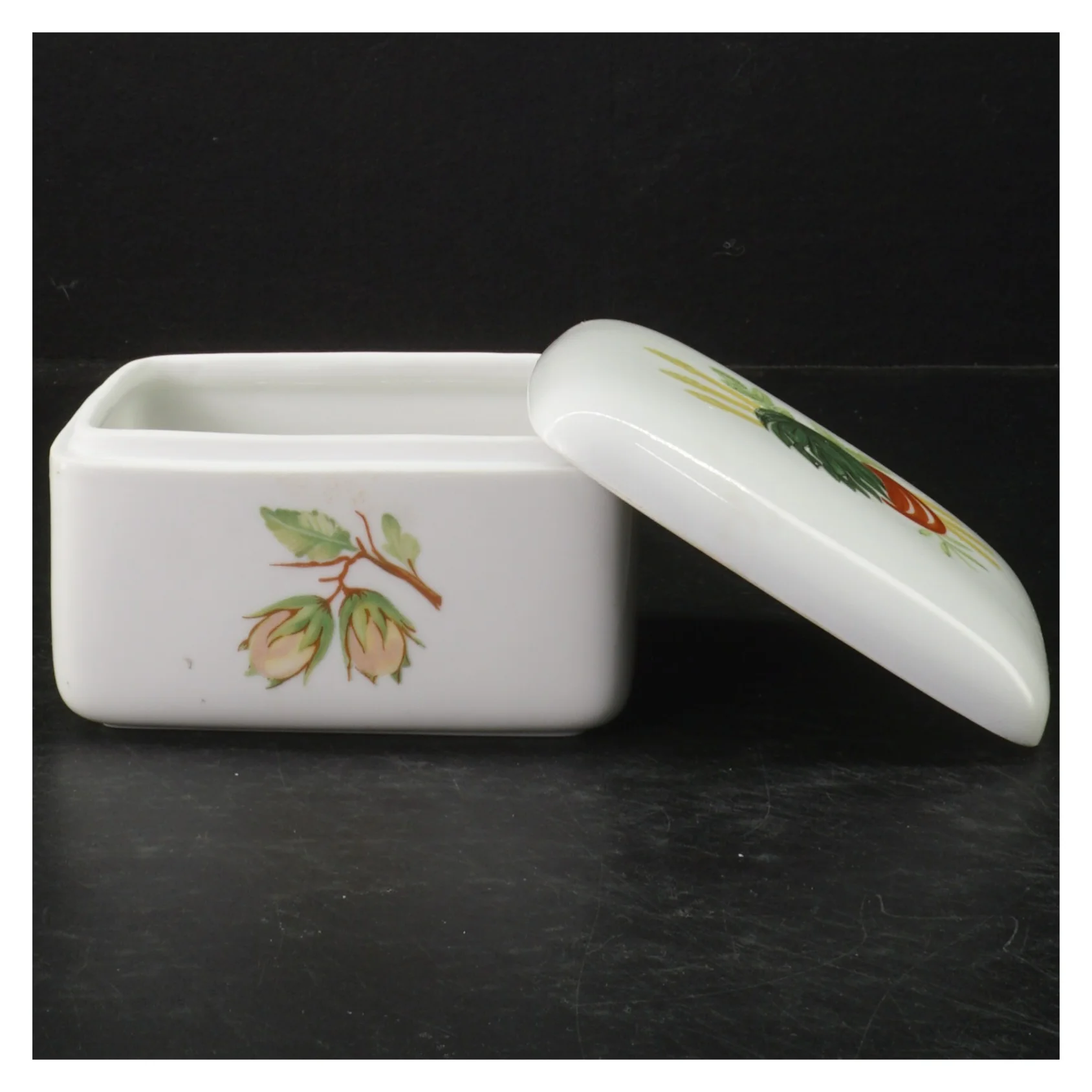 Porcelænsdåse med låg fra Lyngby (str. 12x10 cm)