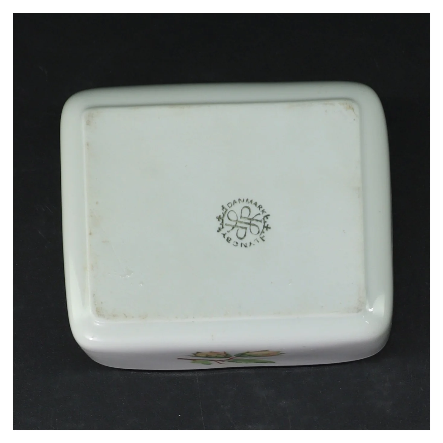 Porcelænsdåse med låg fra Lyngby (str. 12x10 cm)