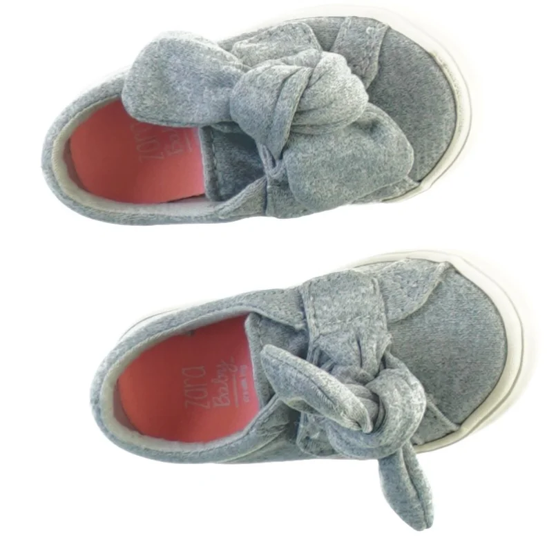 Baby sko med velcro fra Zara (str. 18)