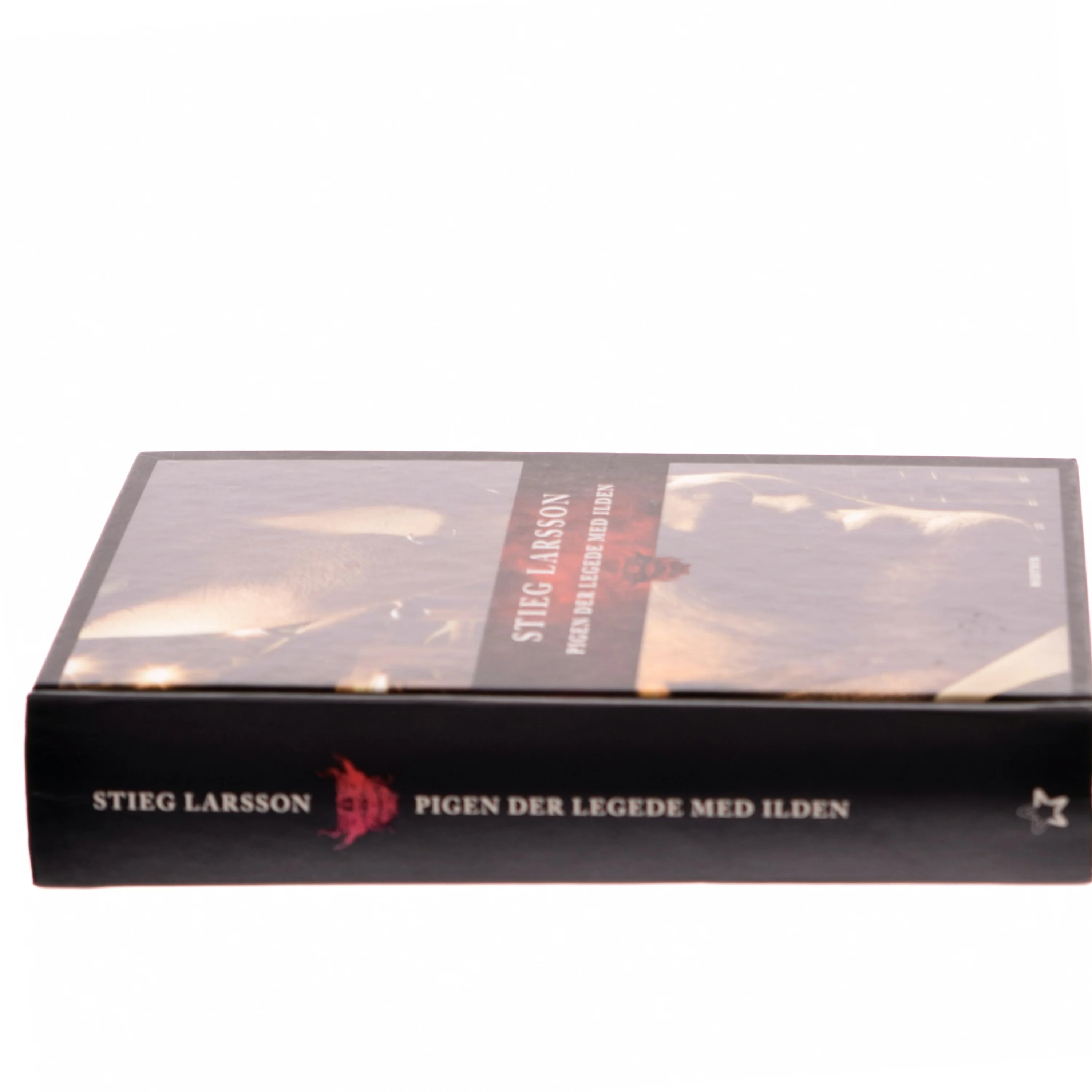 Pigen der legede med ilden af Stieg Larsson (Bog)