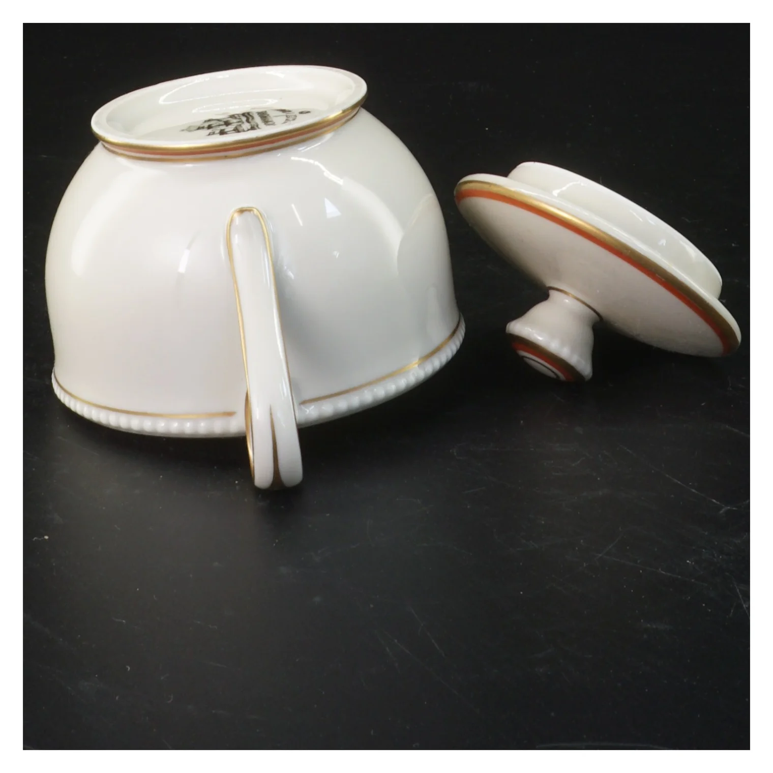 Porcelæns sukkerskål (str. 8x12x8 cm)