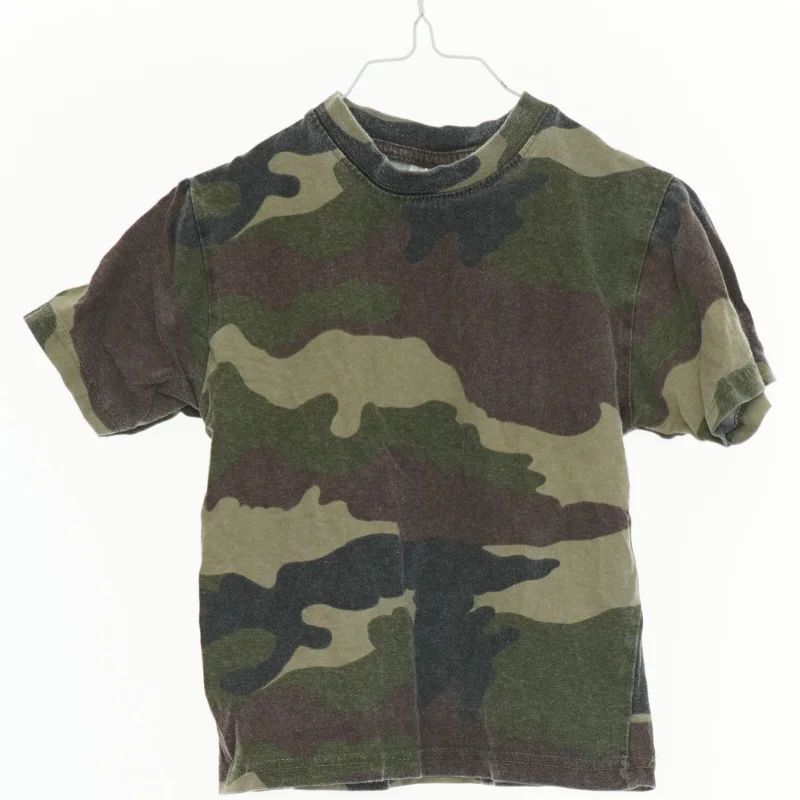T-Shirt (str. 104 cm) med camouflage mønster