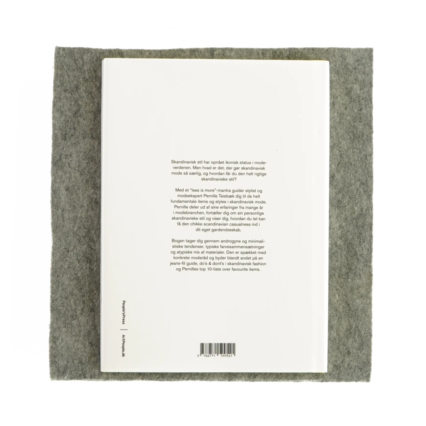 Dress Scandinavian af Pernille Teisbæk (bog)