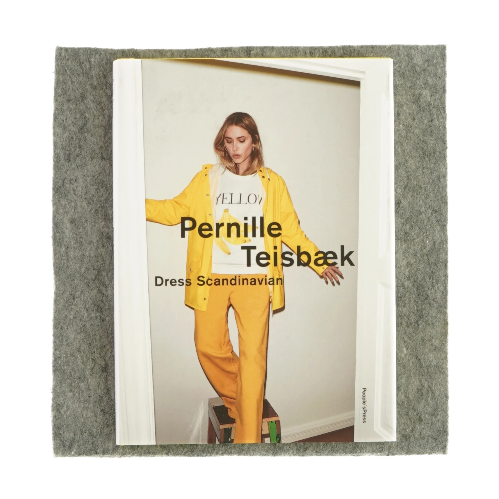 Dress Scandinavian af Pernille Teisbæk (bog)