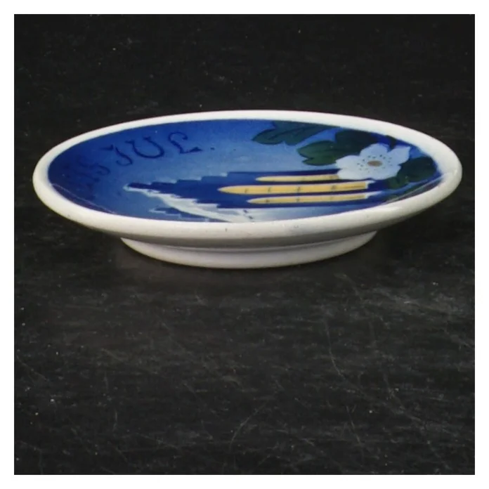 Porcelænsplatte med kirkemotiv (str. Ø 8 cm)