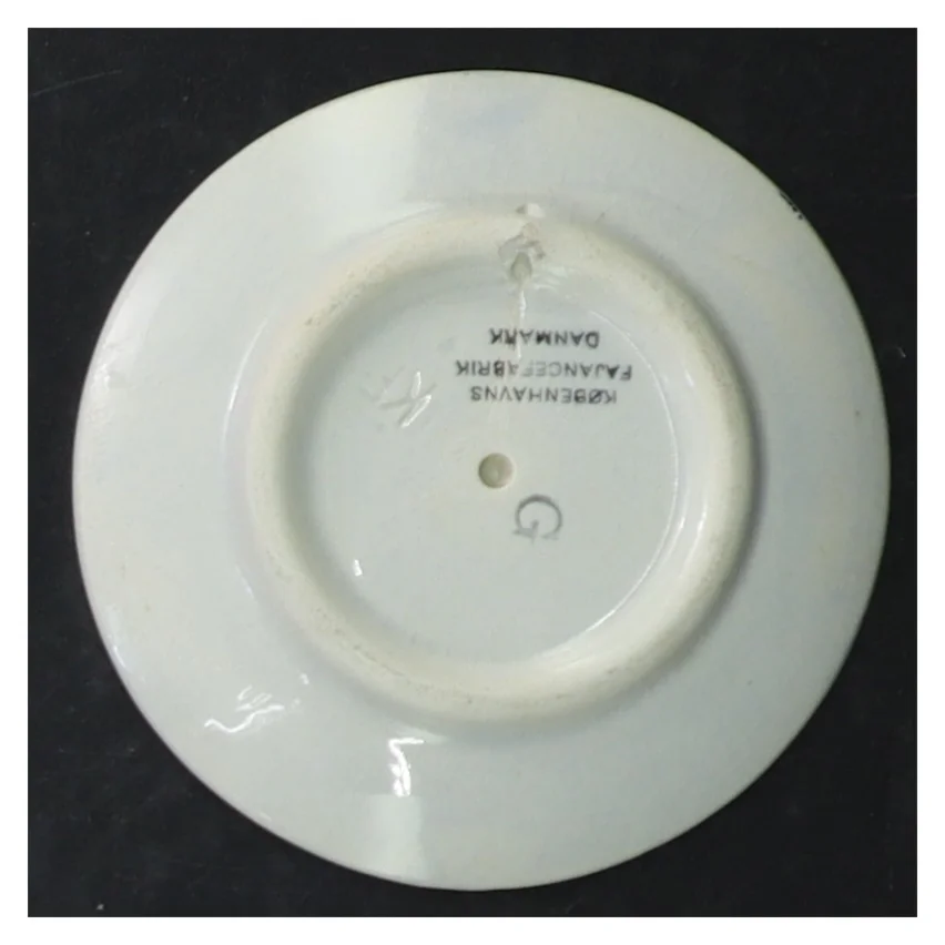 Porcelænsplatte med kirkemotiv (str. Ø 8 cm)