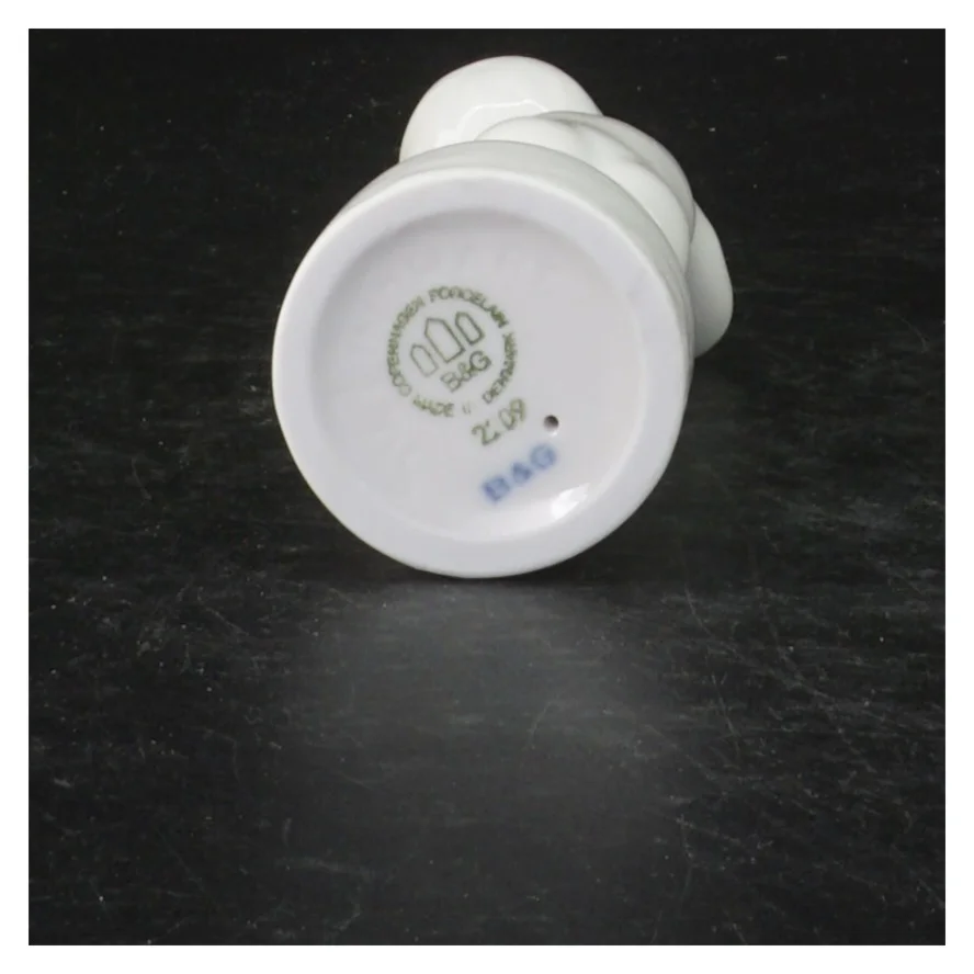 Hvid porcelænsfigur fra Bing og Grøndahl (str. 11,5 cm)