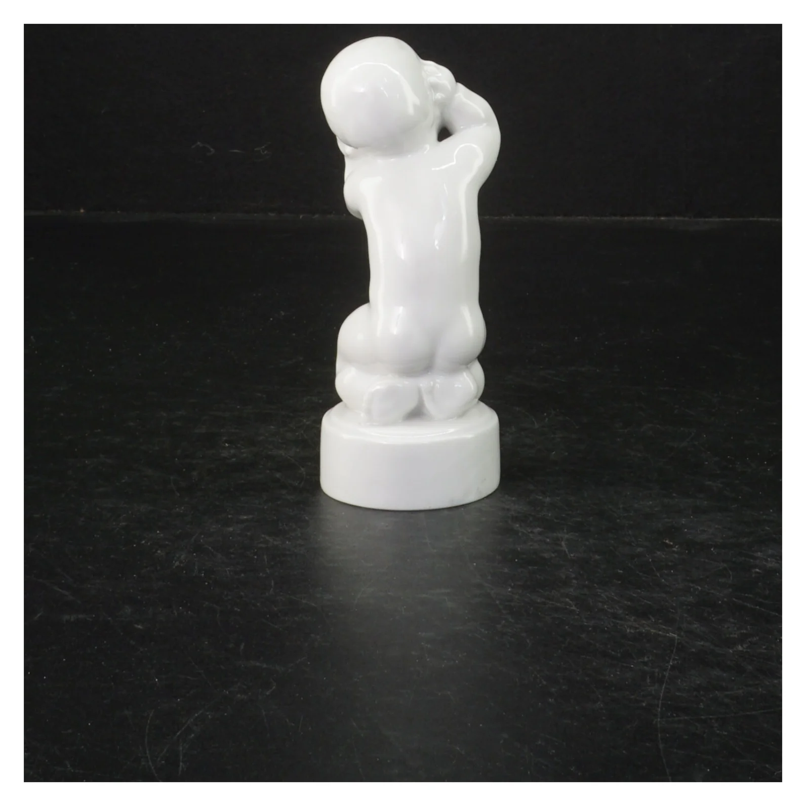 Hvid porcelænsfigur fra Bing og Grøndahl (str. 11,5 cm)