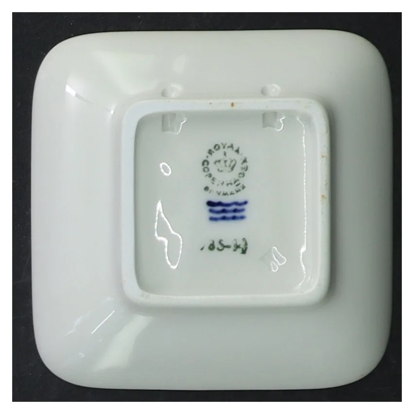 Royal Copenhagen askebæger fra Royal Copenhagen (str. 8,5x8,5 cm)