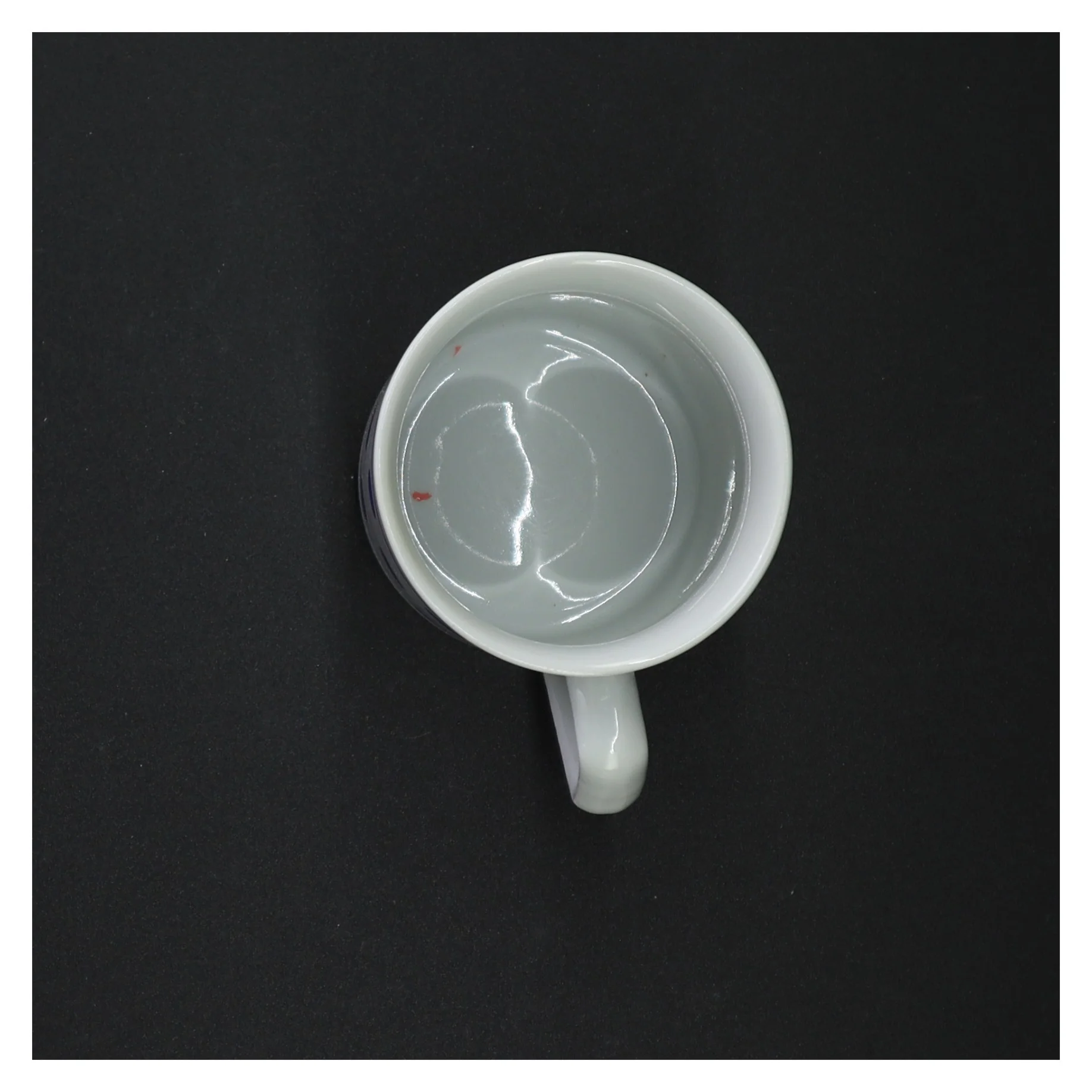 Krus med blå prikker (str. 10 x 8 cm)