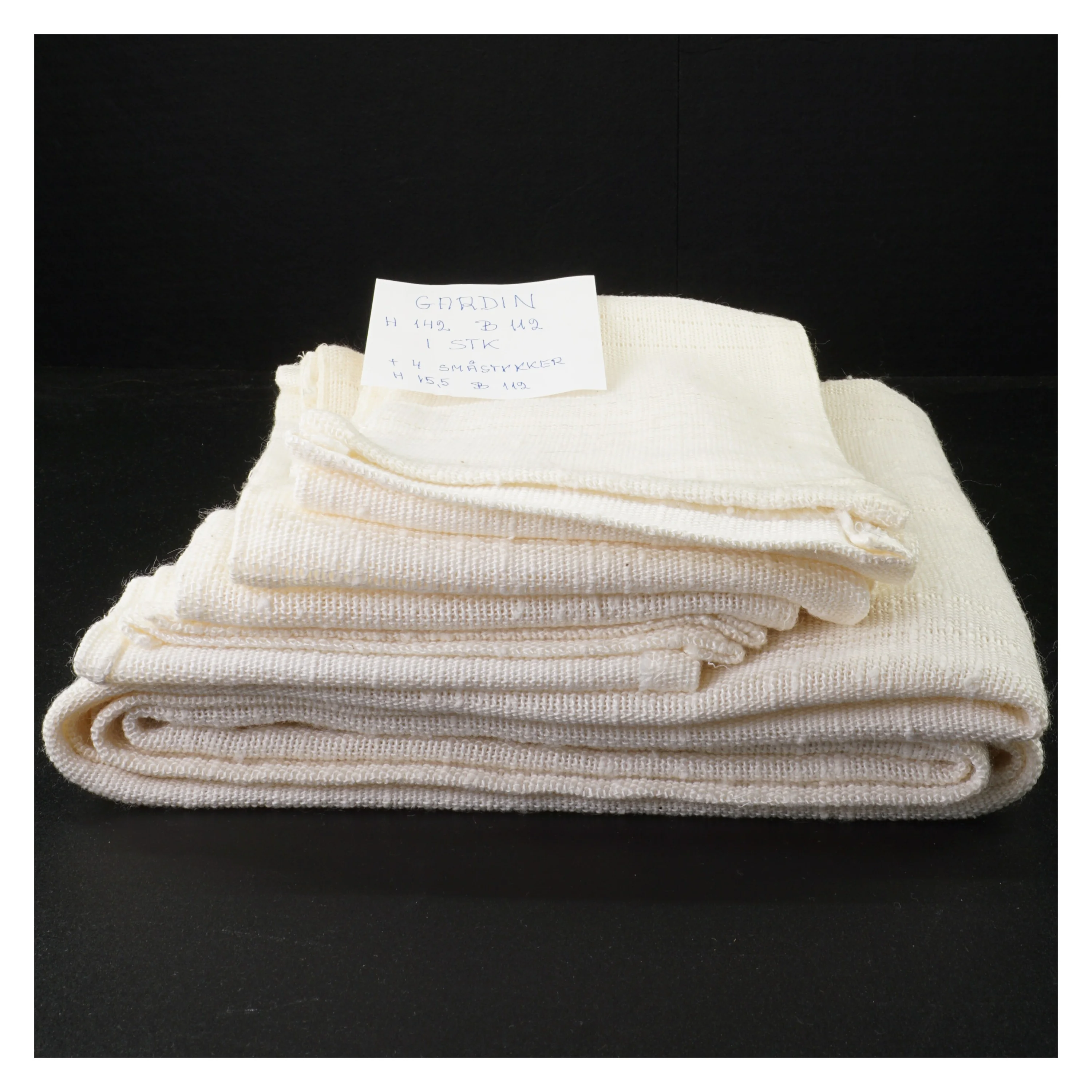 1 sæt gardiner  (str. 142 x 112 cm og 4 stk 15 x 112 cm)