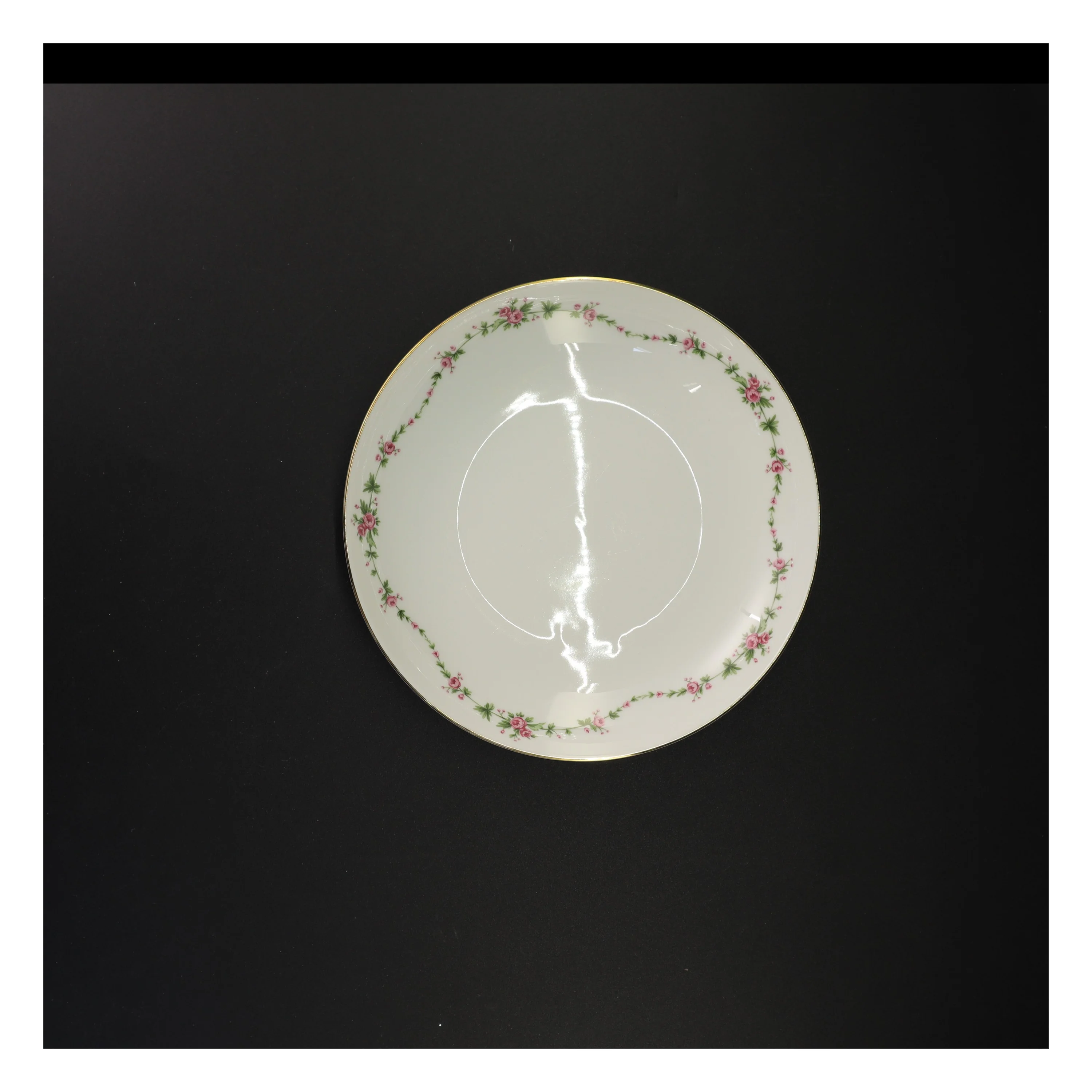 Porcelænsskål med blomsterdekoration fra Benedikte (str. Diameter 21 og en halv cm)