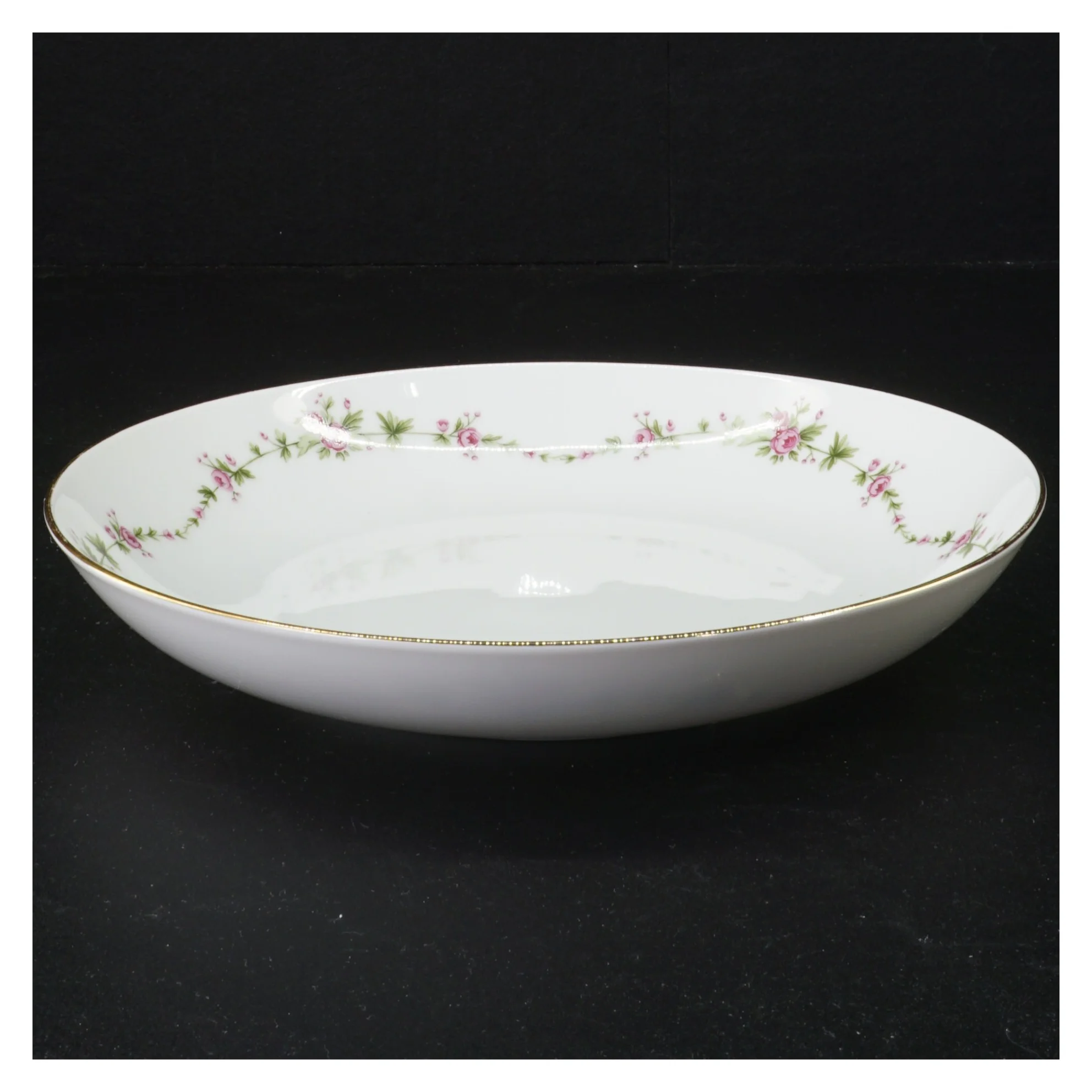 Porcelænsskål med blomsterdekoration fra Benedikte (str. Diameter 21 og en halv cm)