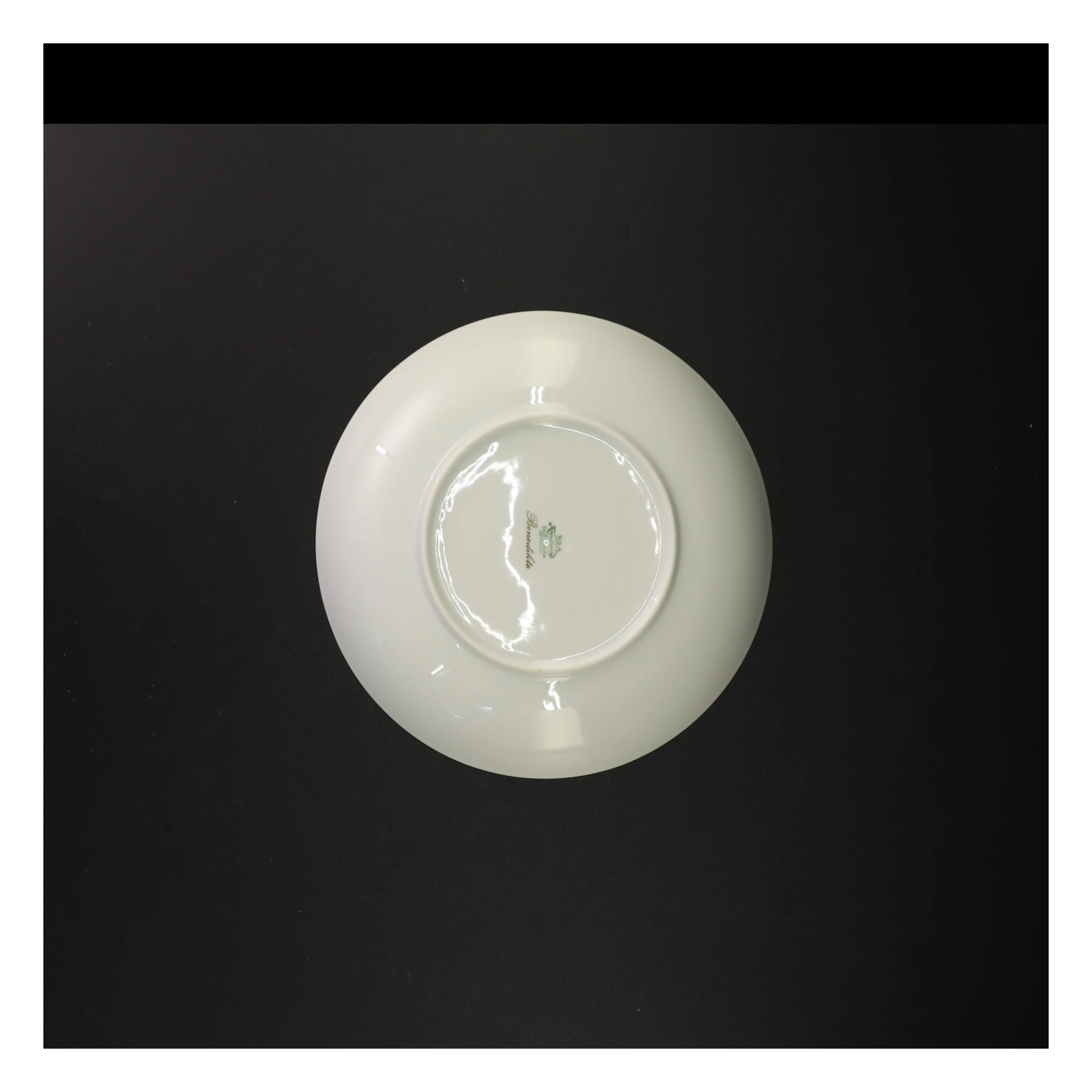 Porcelænsskål med blomsterdekoration fra Benedikte (str. Diameter 21 og en halv cm)