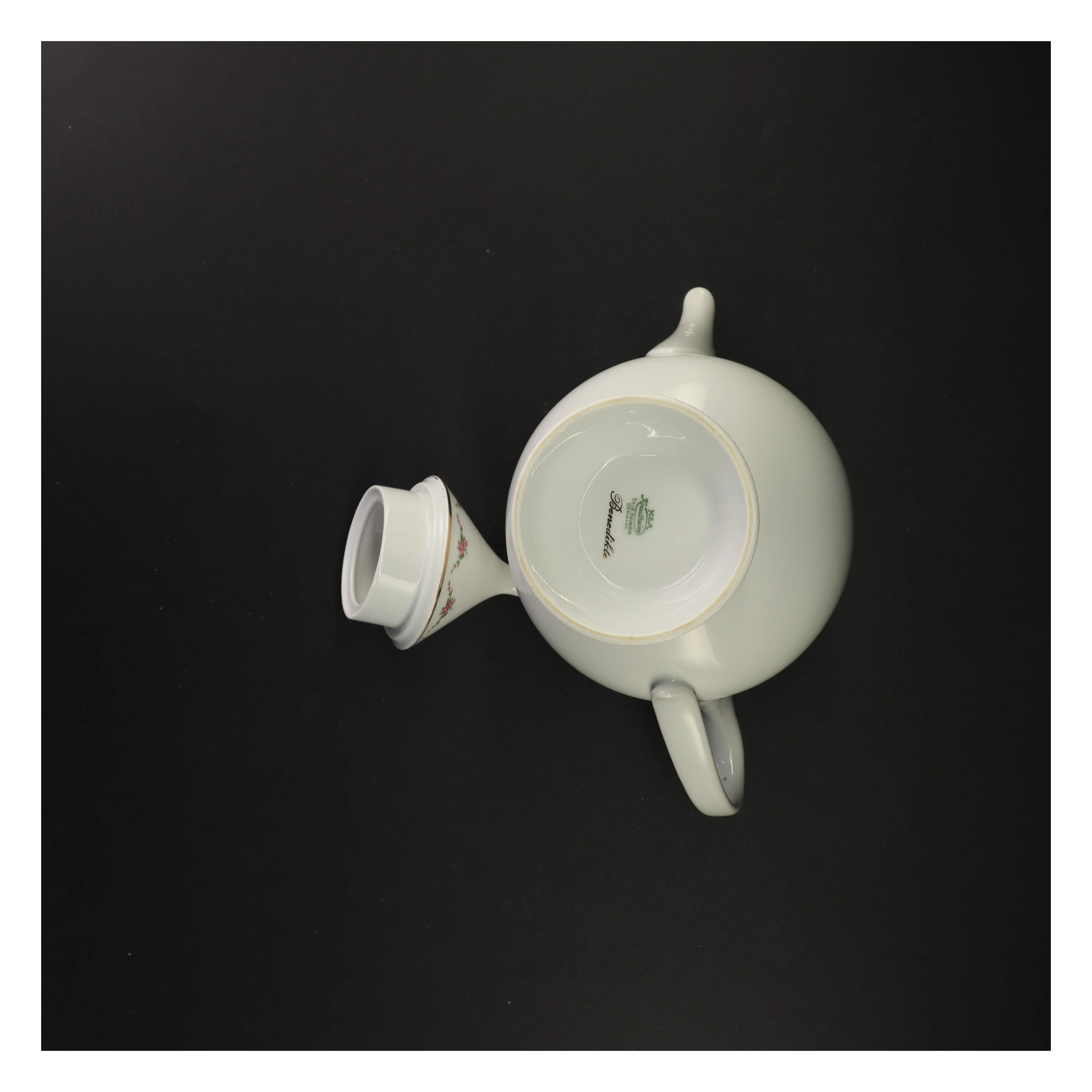 Porcelæn tekande med blomstermotiv fra Benedikte (str. 26 x 14 cm)