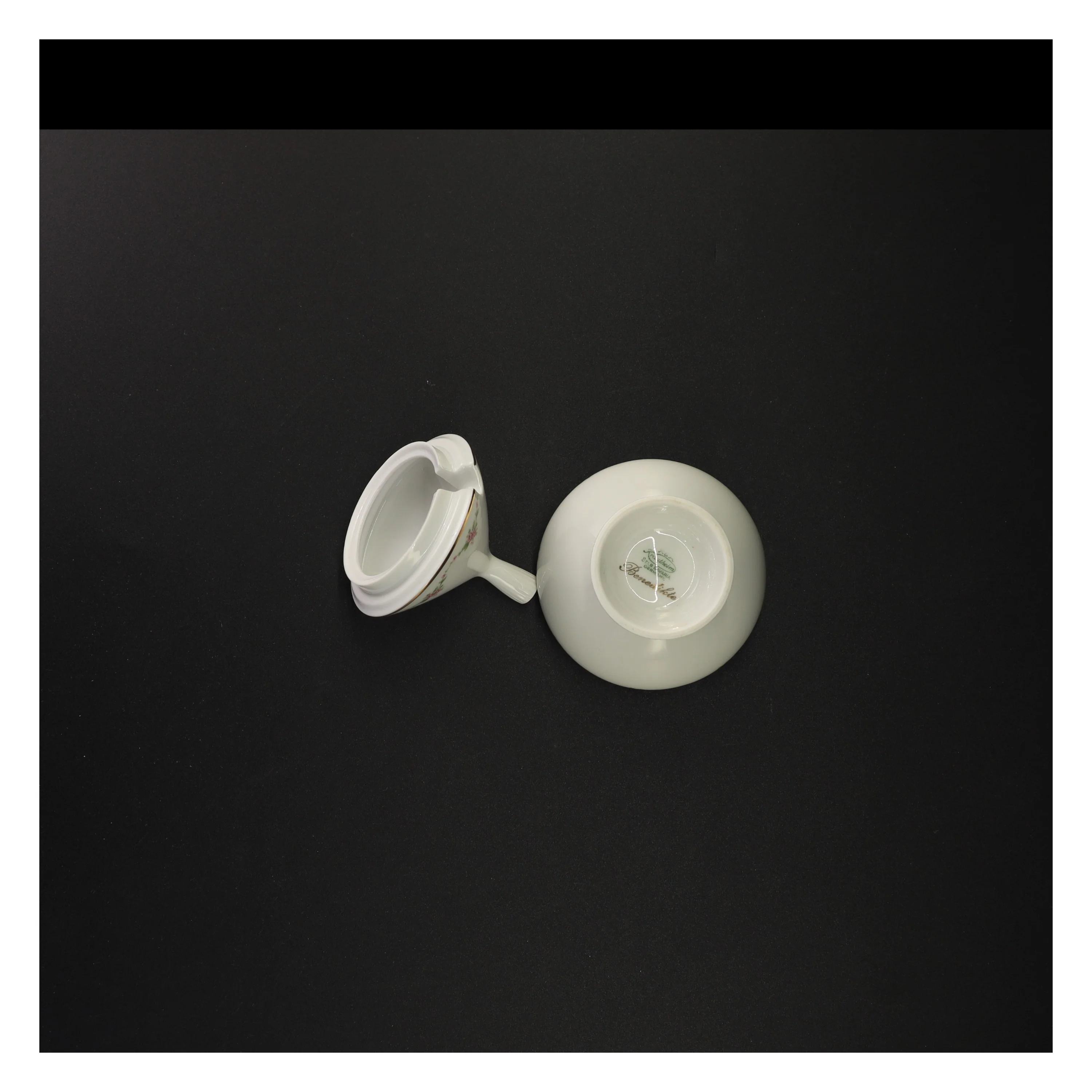 Porcelænssukkerskål med blomstermønster fra Benedikte (str. 14 x 10 cm)