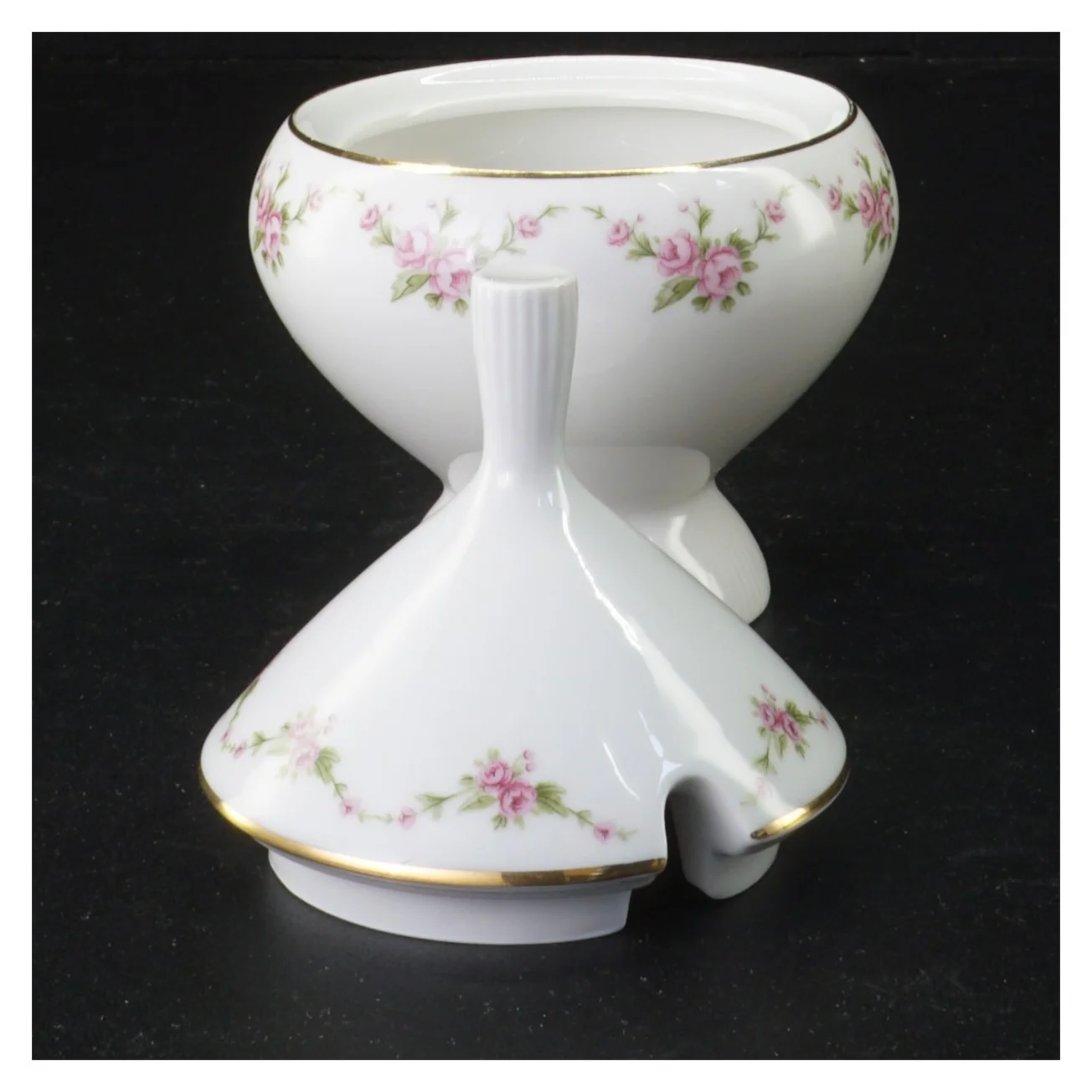 Porcelænssukkerskål med blomstermønster fra Benedikte (str. 14 x 10 cm)