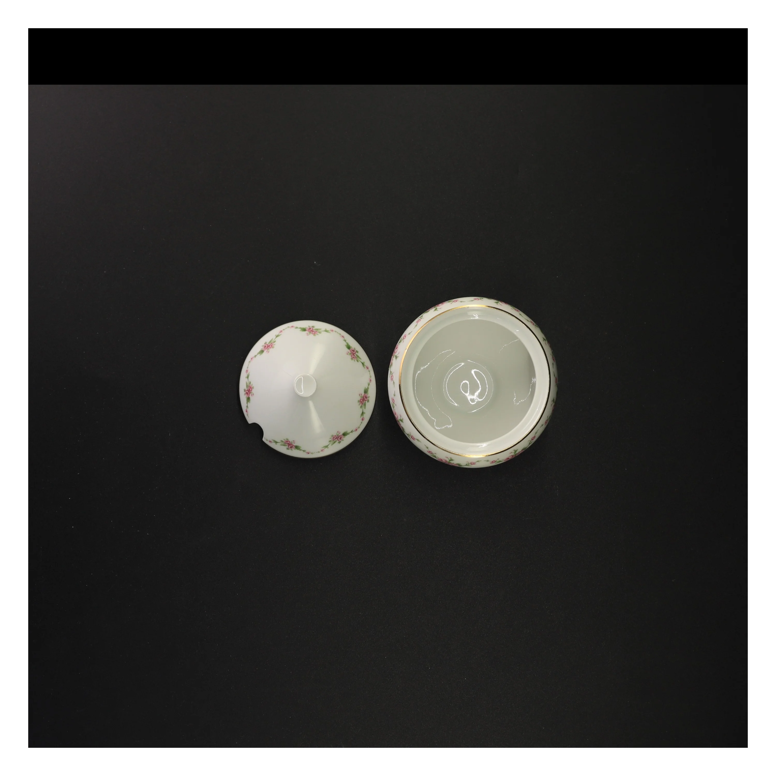 Porcelænssukkerskål med blomstermønster fra Benedikte (str. 14 x 10 cm)