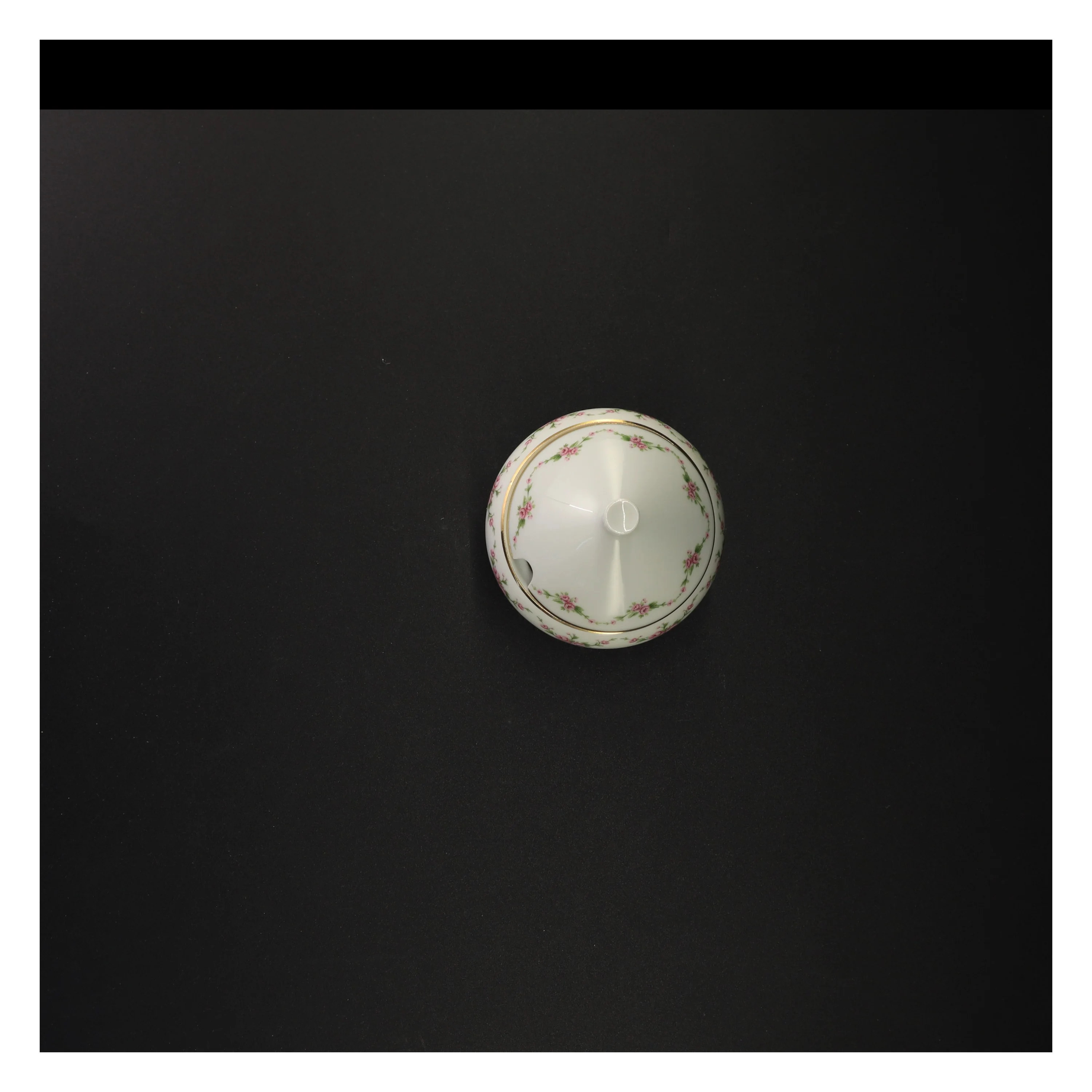 Porcelænssukkerskål med blomstermønster fra Benedikte (str. 14 x 10 cm)