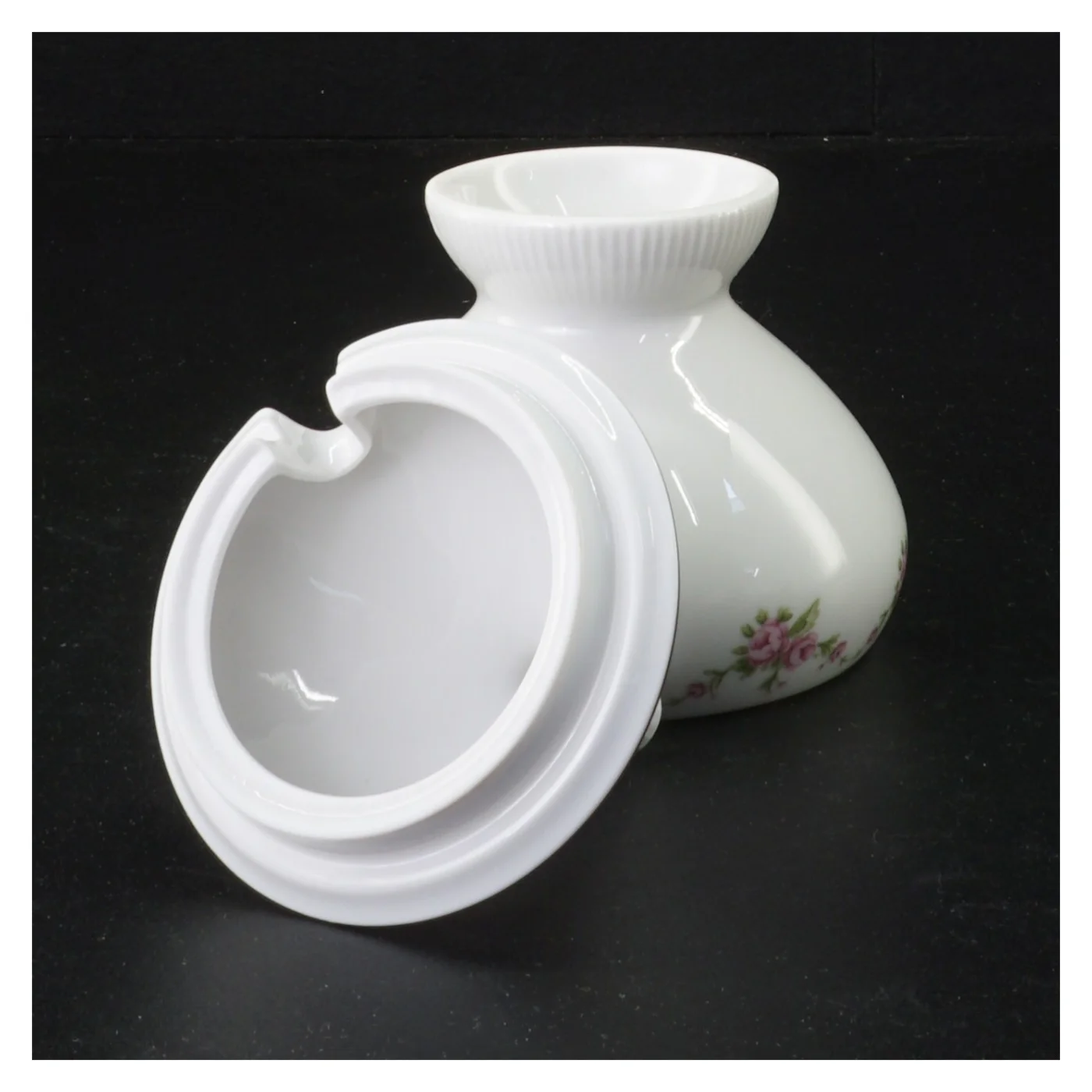 Porcelænssukkerskål med blomstermønster fra Benedikte (str. 14 x 10 cm)