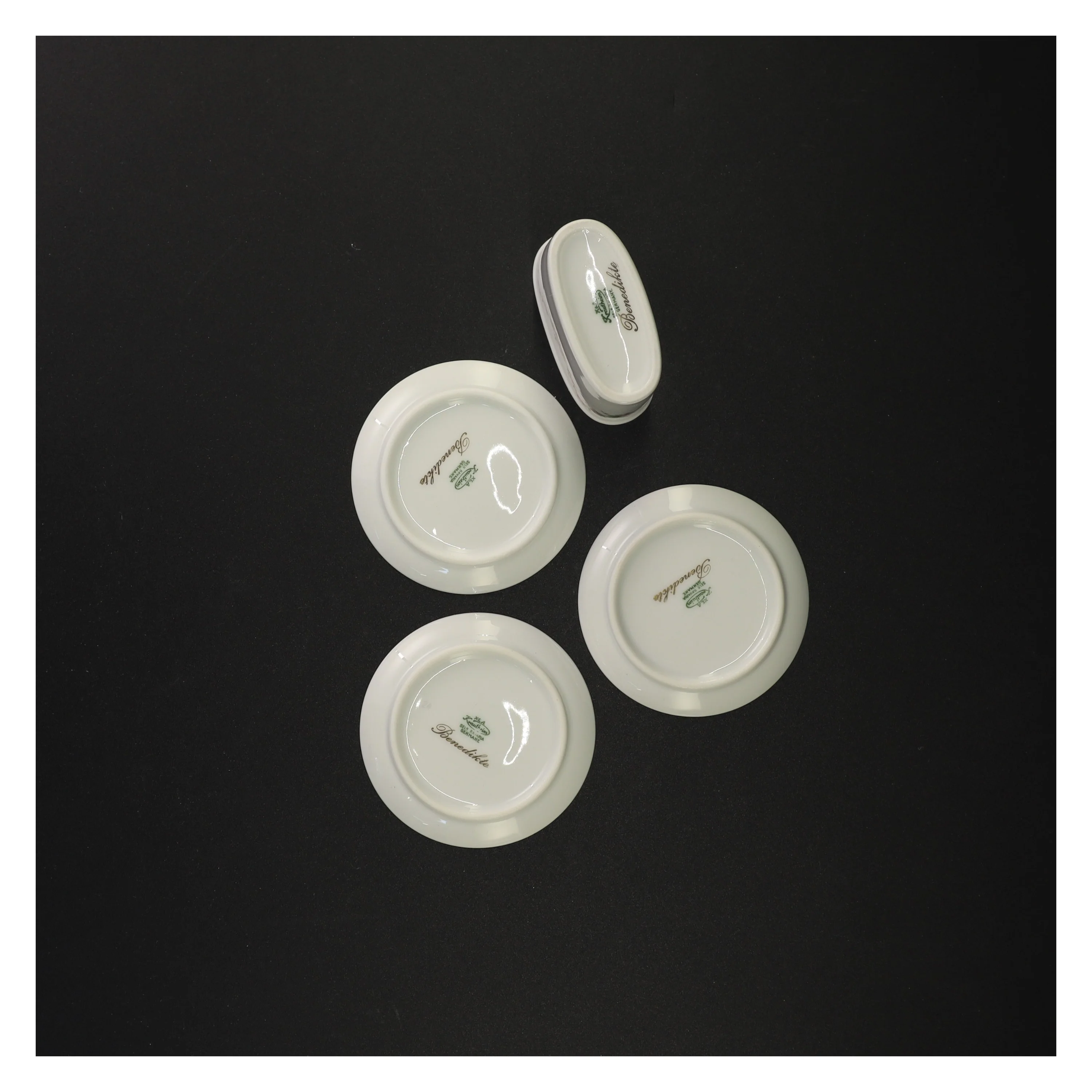 Porcelænstallerkener og lille vase/skål fra Benedikte (str. Diameter 8 cm og 7 x 5 og en halv cm)