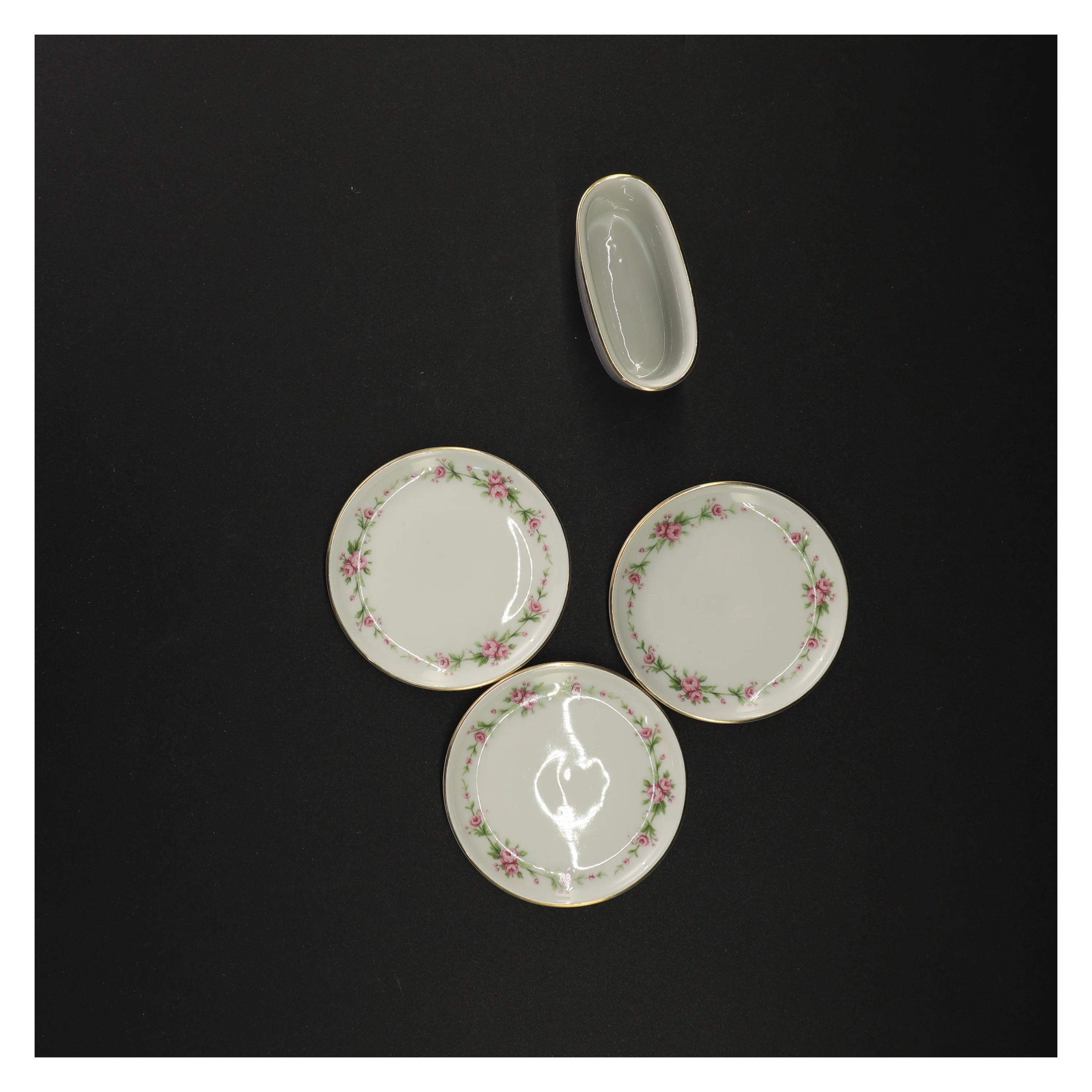 Porcelænstallerkener og lille vase/skål fra Benedikte (str. Diameter 8 cm og 7 x 5 og en halv cm)