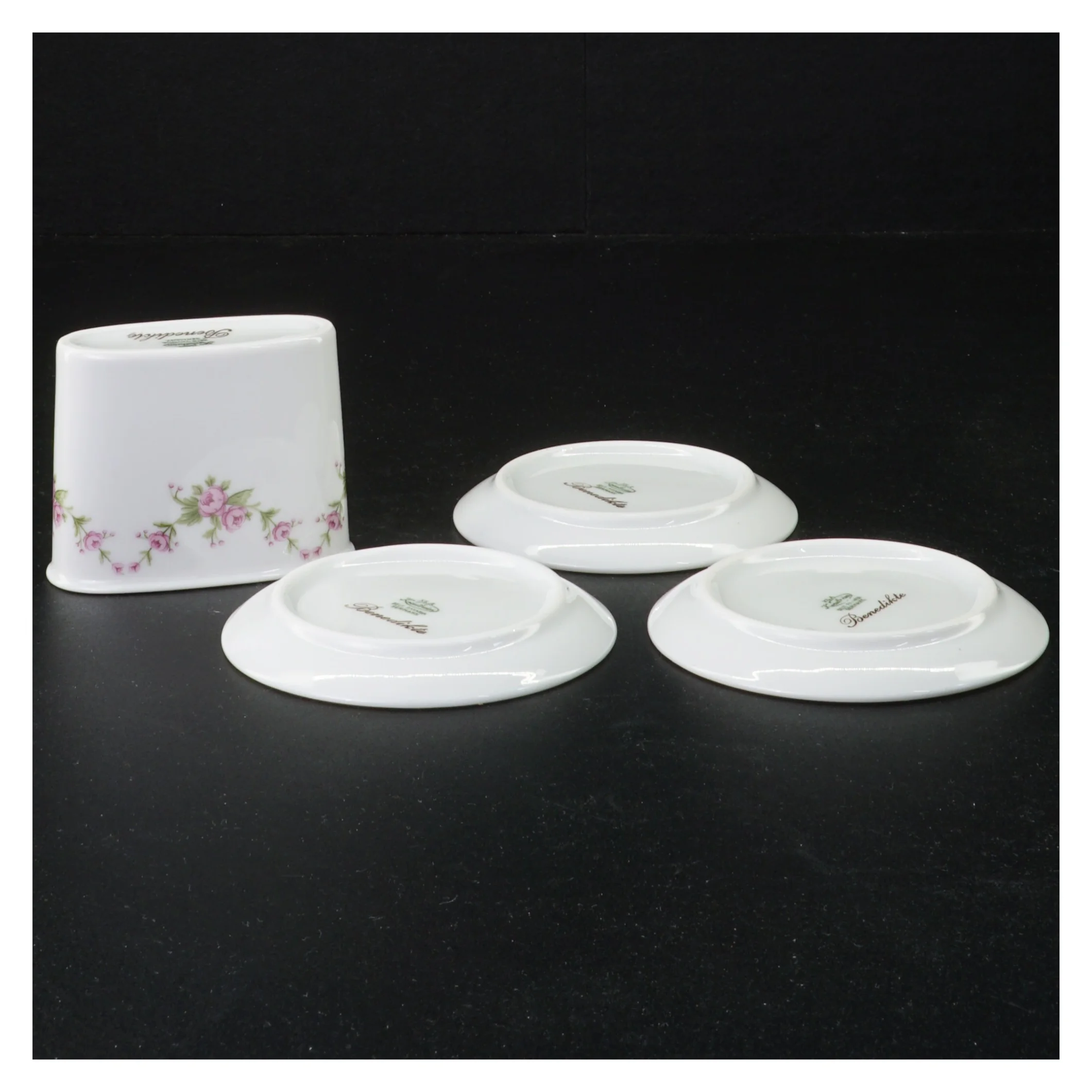 Porcelænstallerkener og lille vase/skål fra Benedikte (str. Diameter 8 cm og 7 x 5 og en halv cm)