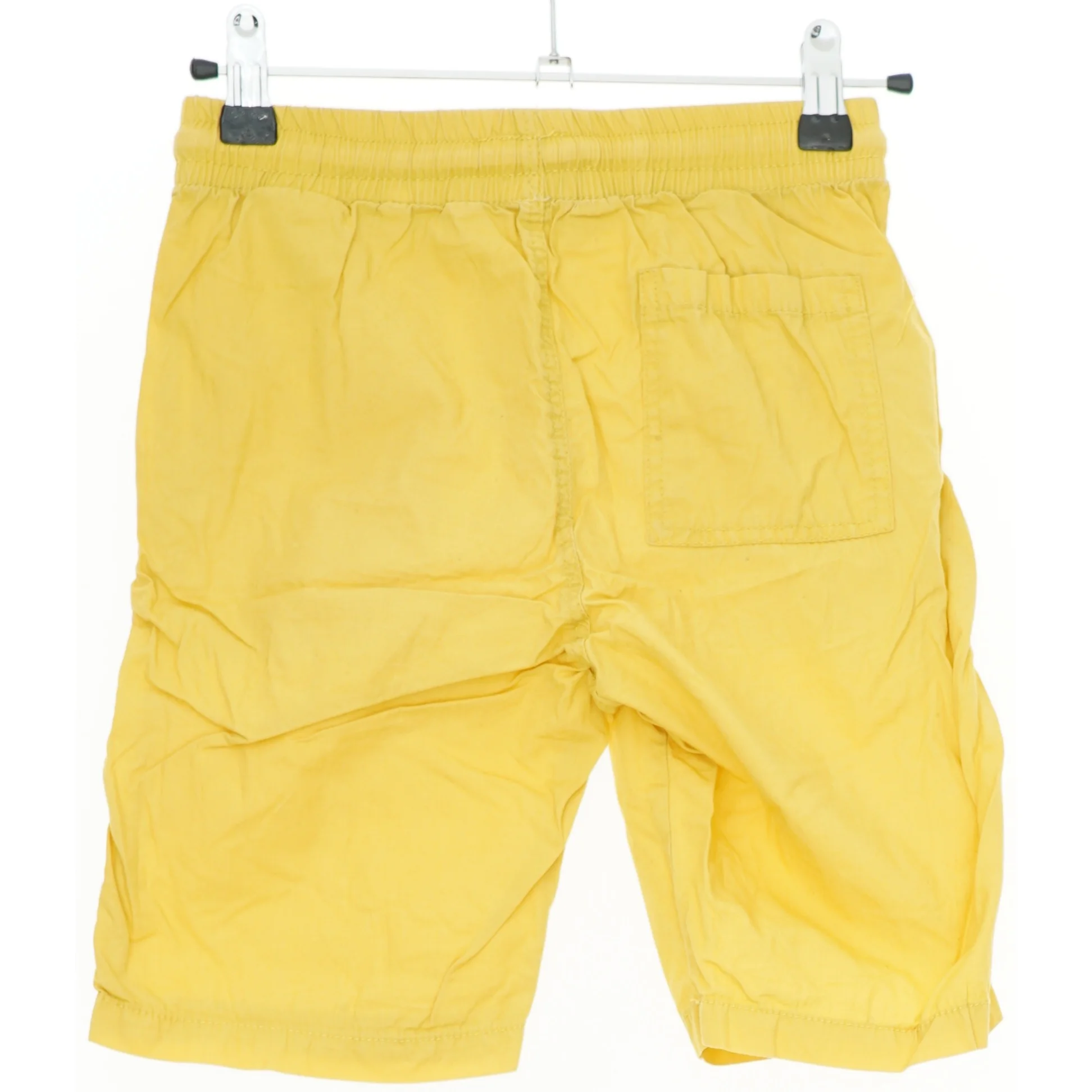 Gule shorts med elastik og snøre fra H&M (str. 122)