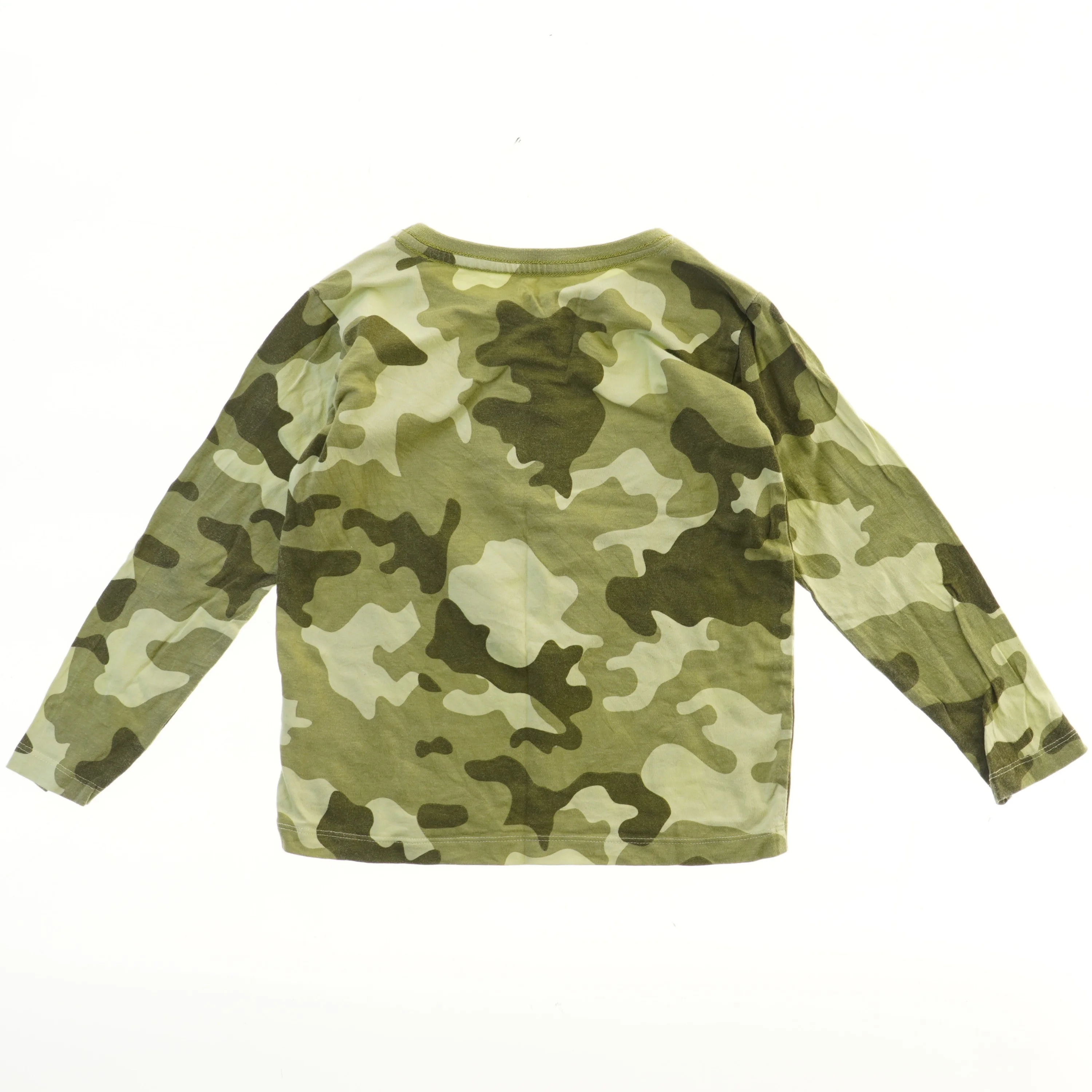 Langærmet camouflagemønstret trøje med slange motiv fra VRS (str. 116)