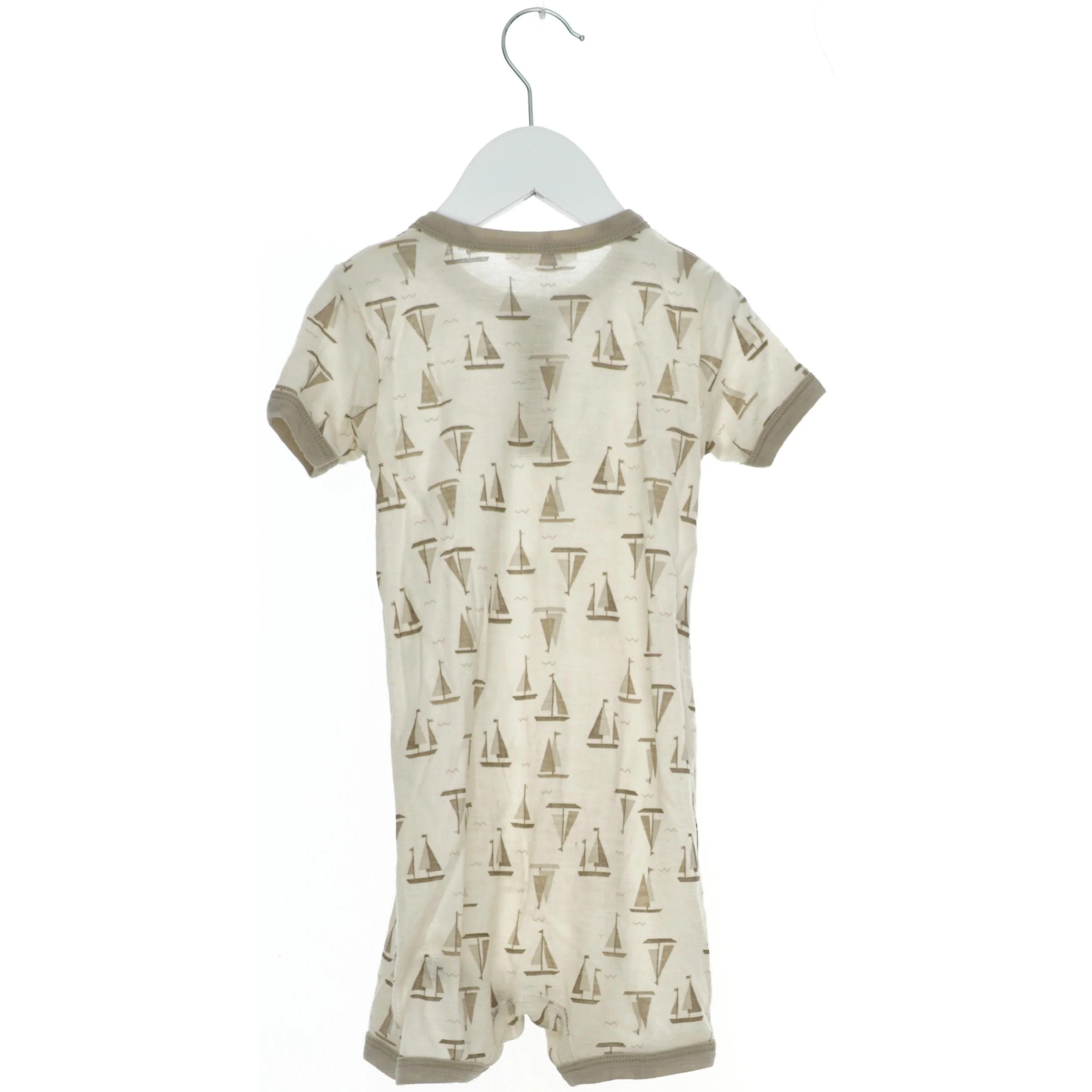 Sommerdragt med bådmotiv fra Joha (str. 104)