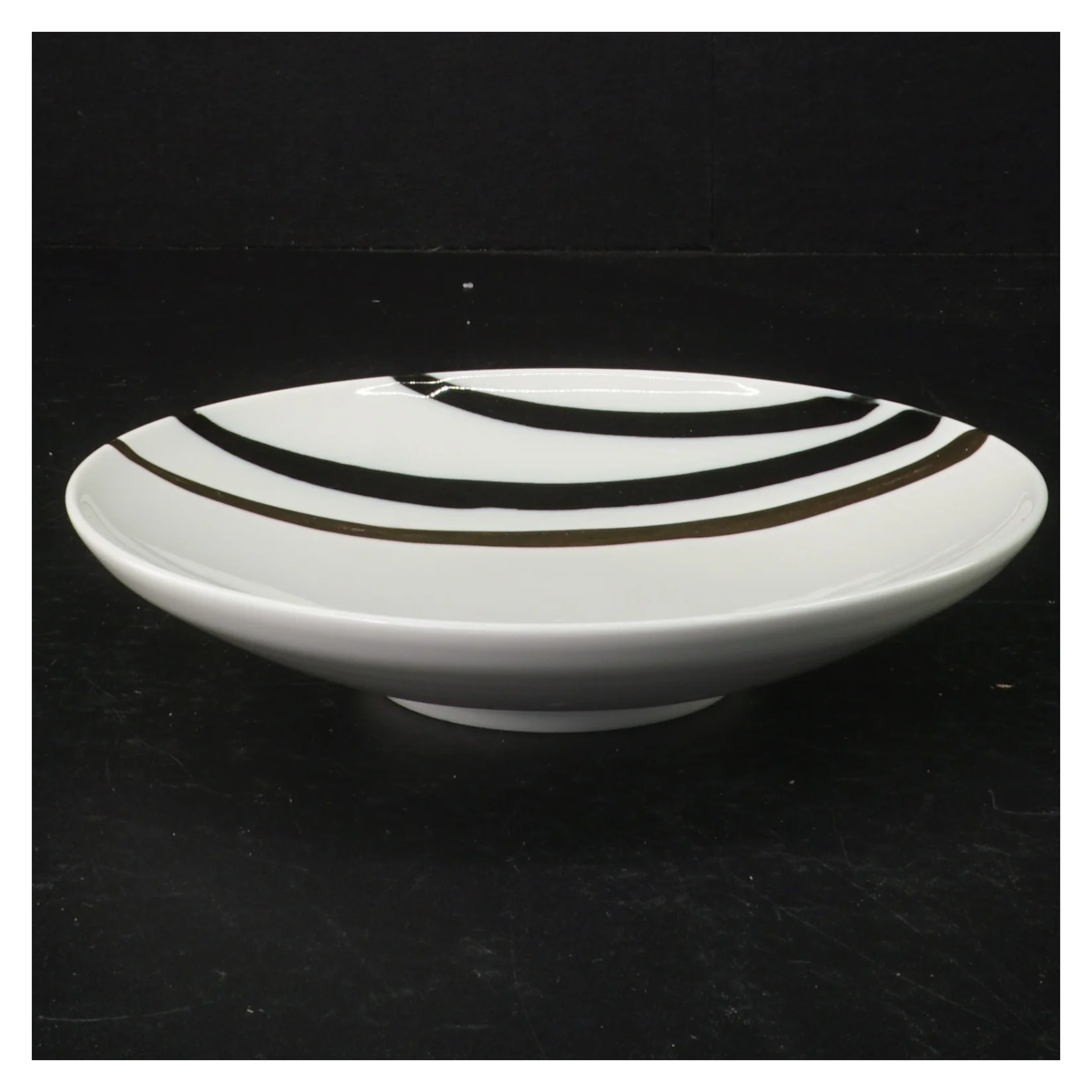 Porcelænstallerken med kantmønster fra Royal Copenhagen (str. 17,5 cm)