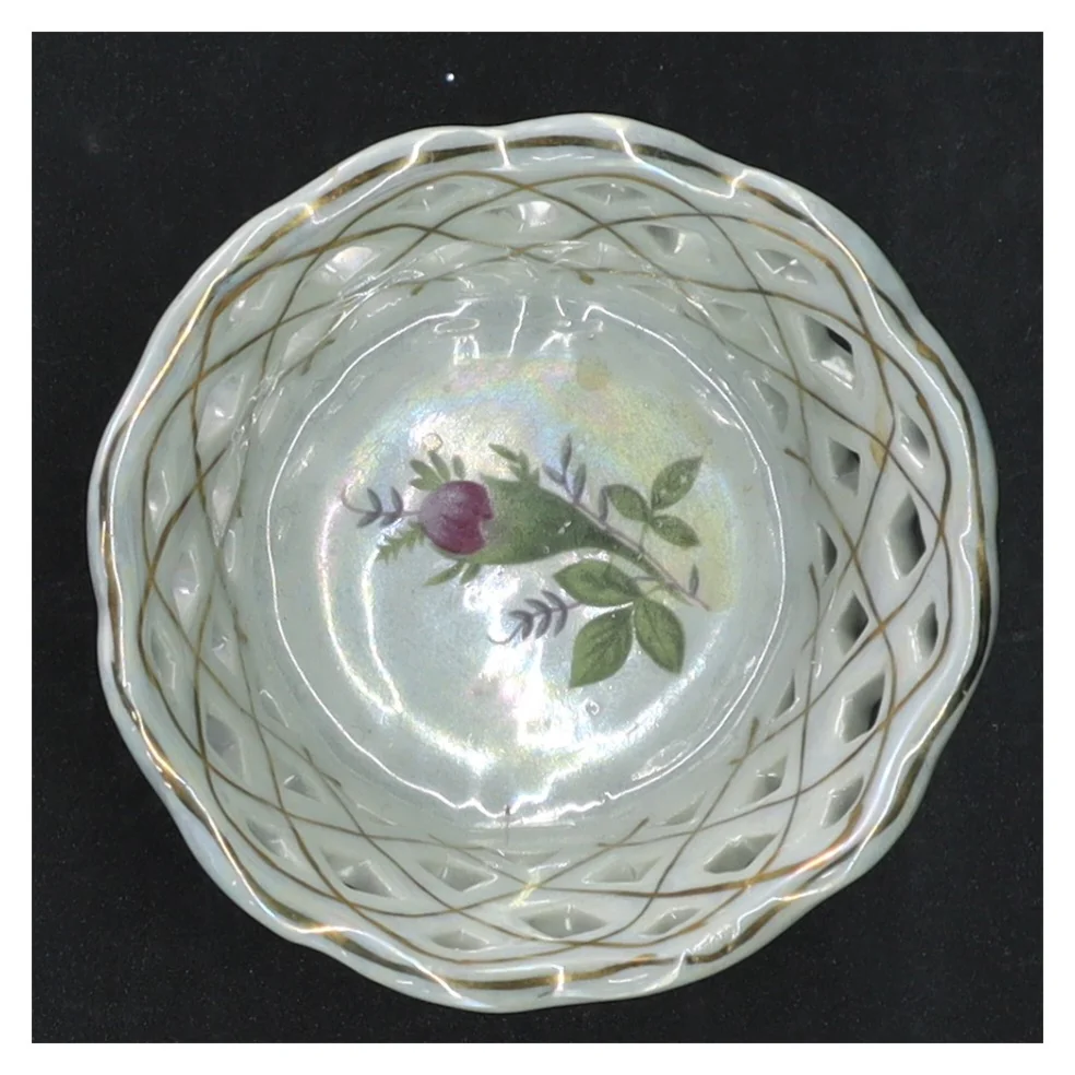 Porcelænsfad med gennembrudt mønster (str. 8 cm)