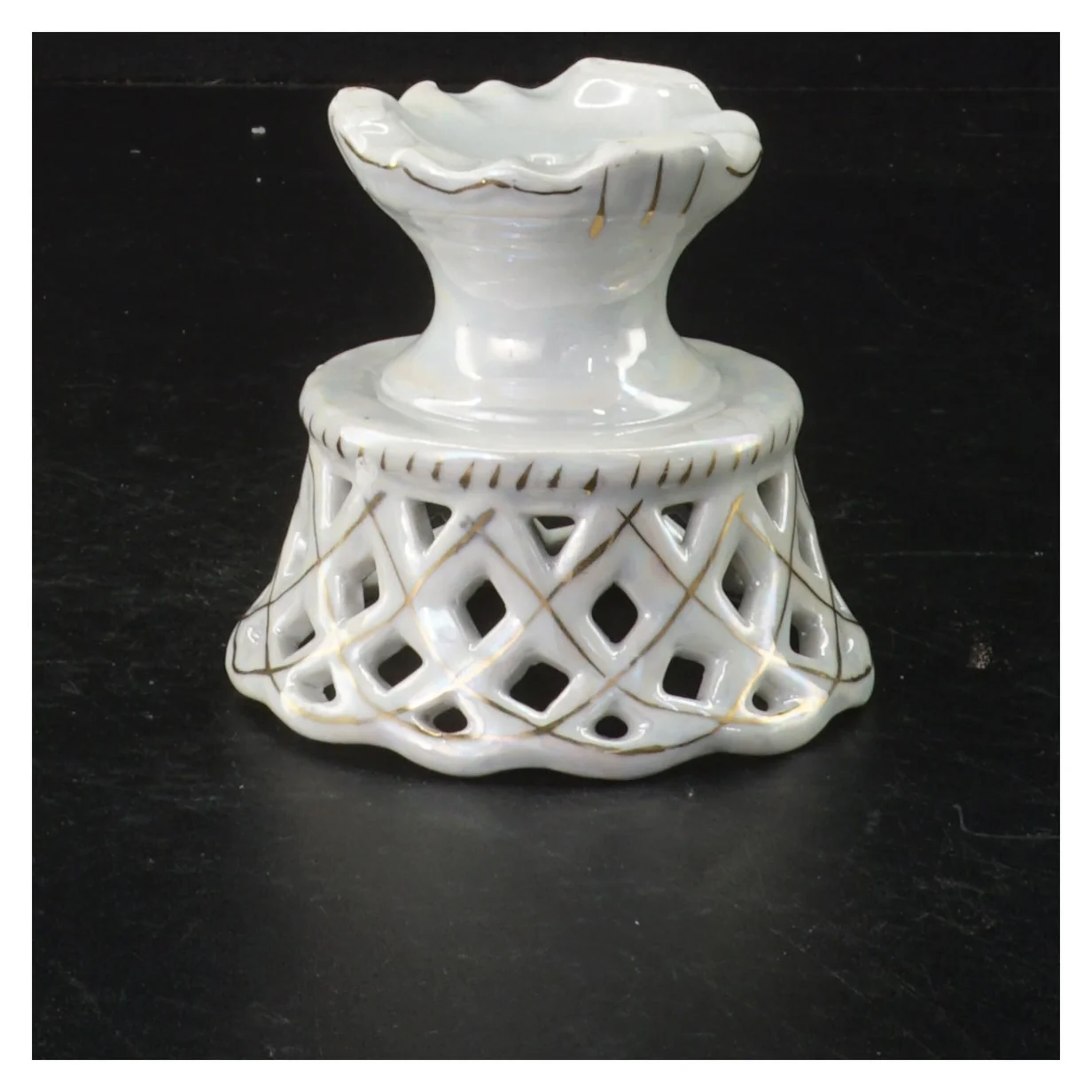 Porcelænsfad med gennembrudt mønster (str. 8 cm)