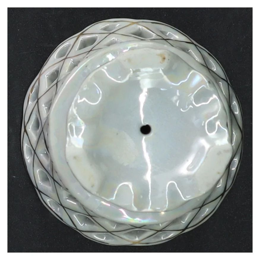 Porcelænsfad med gennembrudt mønster (str. 8 cm)