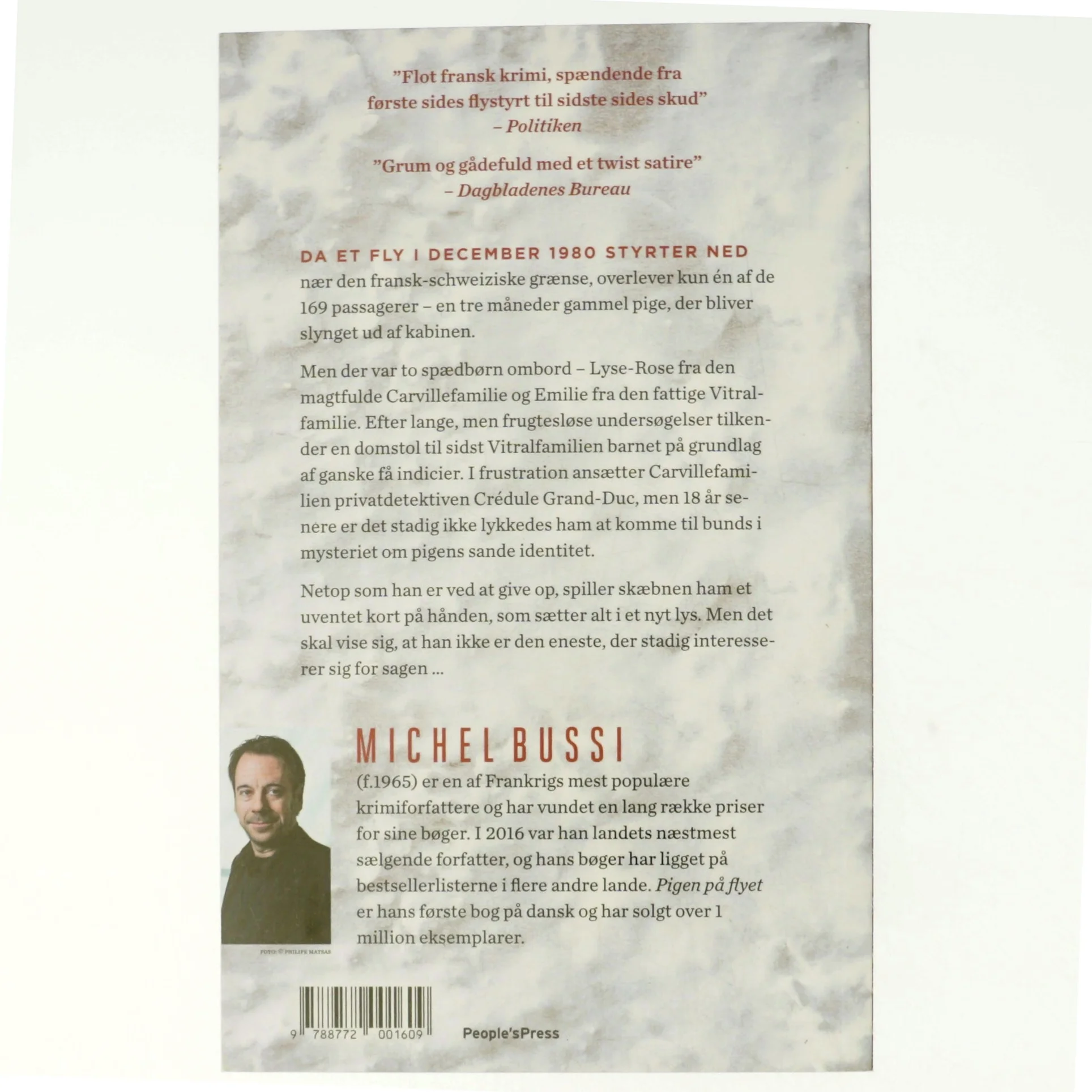 Pigen på flyet af Michel Bussi (Bog)