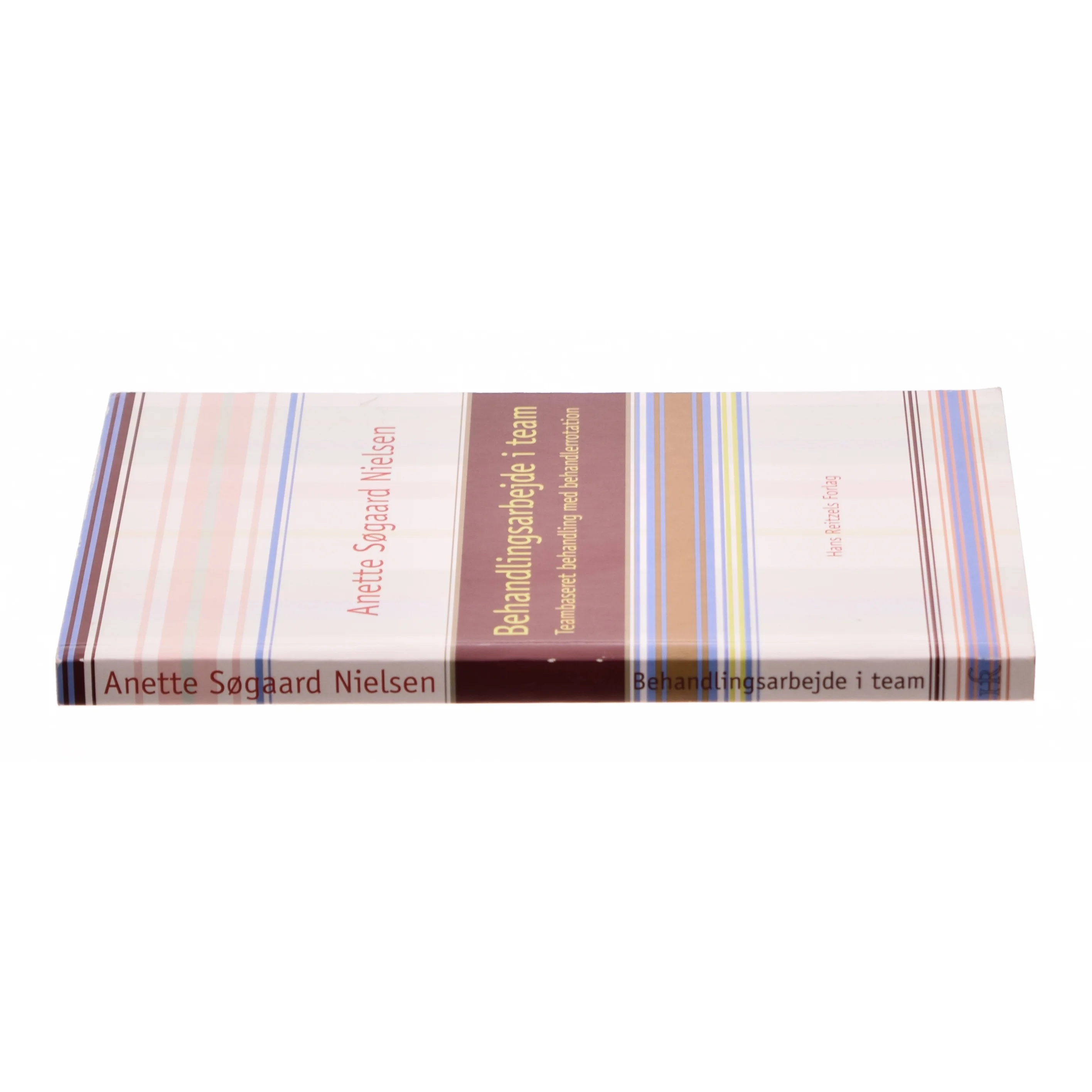 Behandlingsarbejde i team : teambaseret behandling med behandlerrotation af Anette Søgaard Nielsen (Bog)