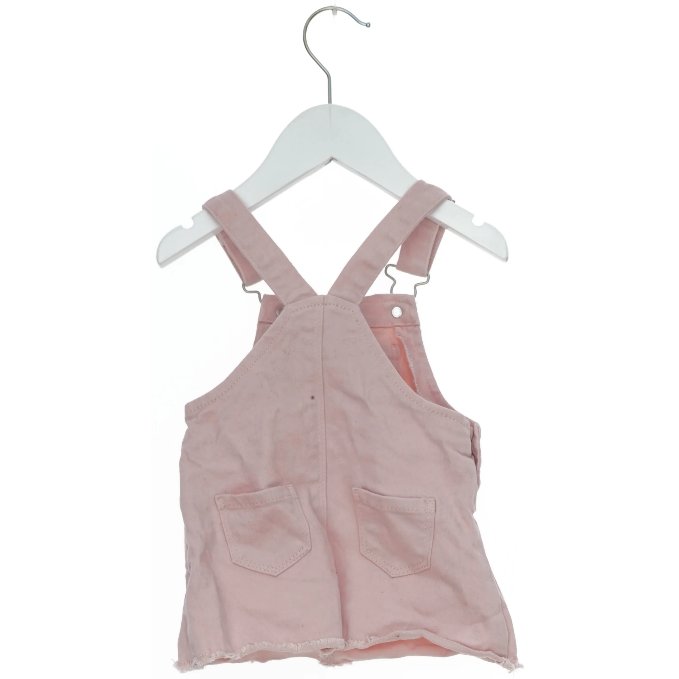 Lyserød buksedragt med seler fra Baby Girl (str. 74)