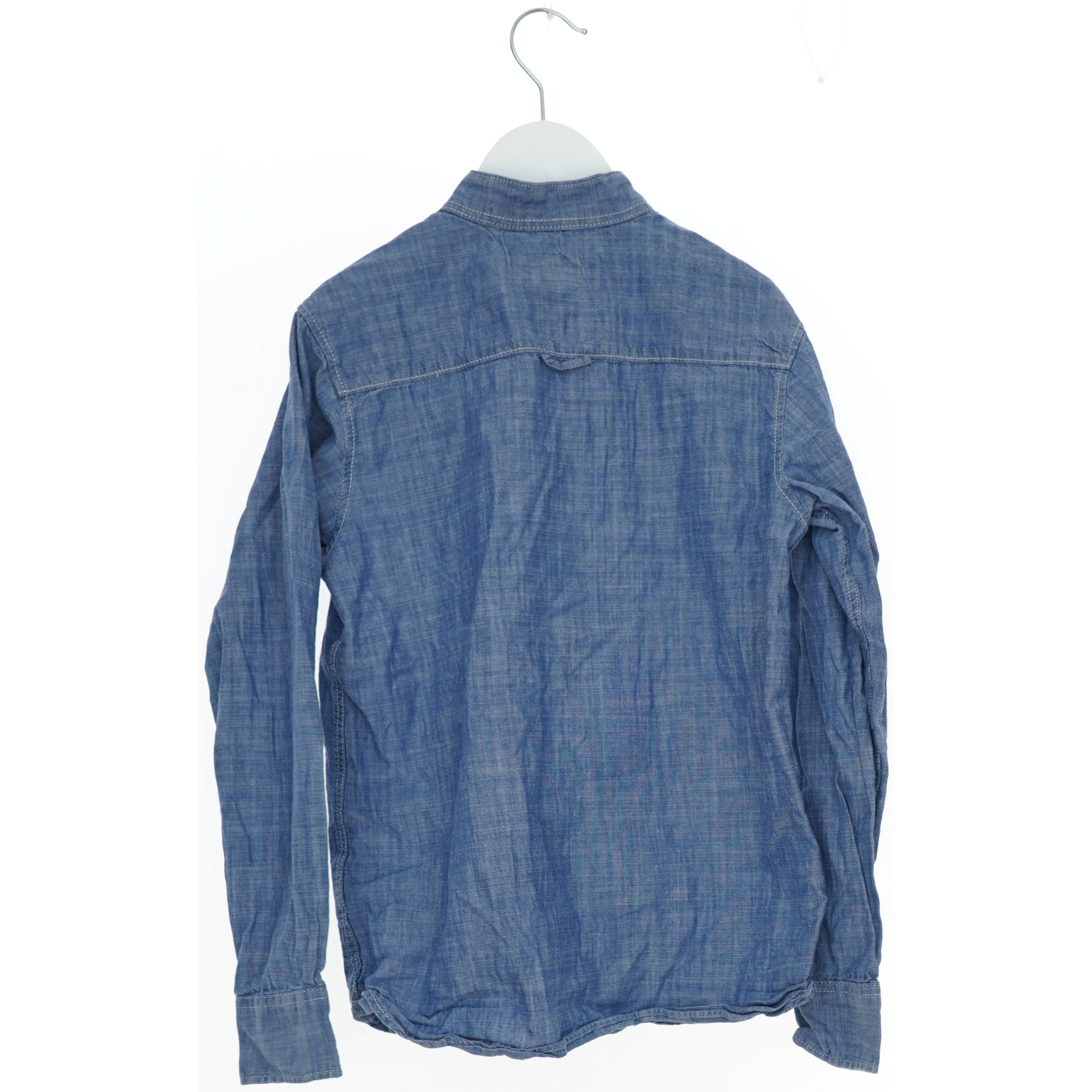 Lys blå skjorte fra Logg (str. 146)