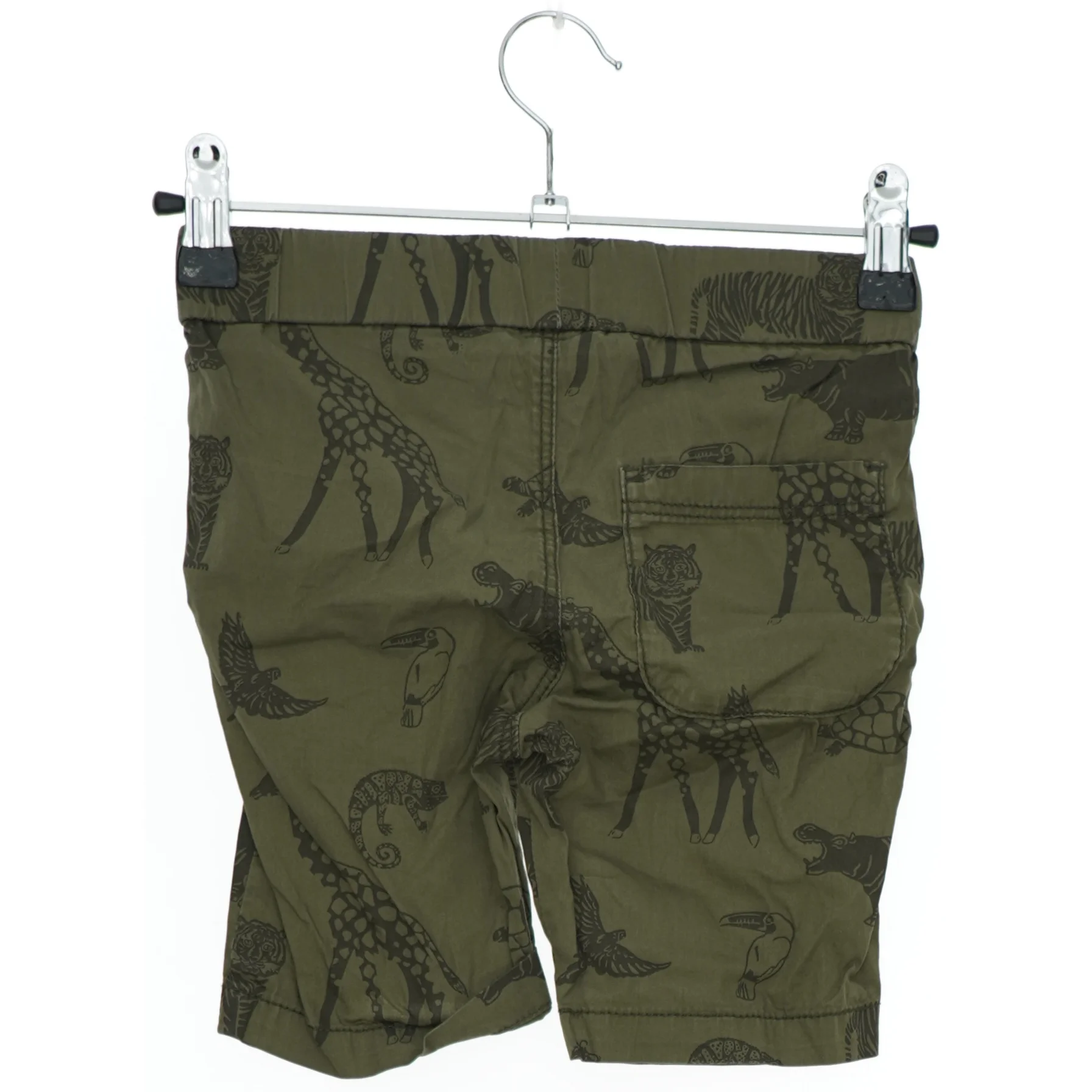 Grønne shorts med dyremotiv fra H&M (str. 98)